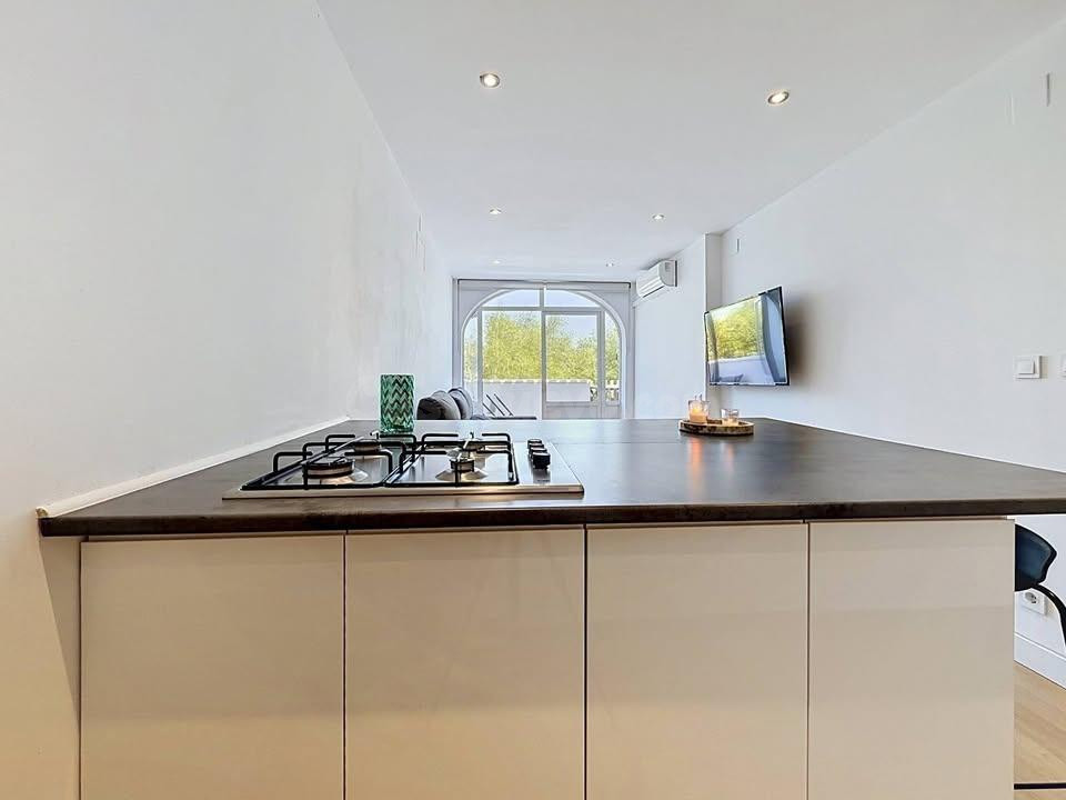 Apartamento con piscina y pistas deportivas — Una de las zon - foto 5