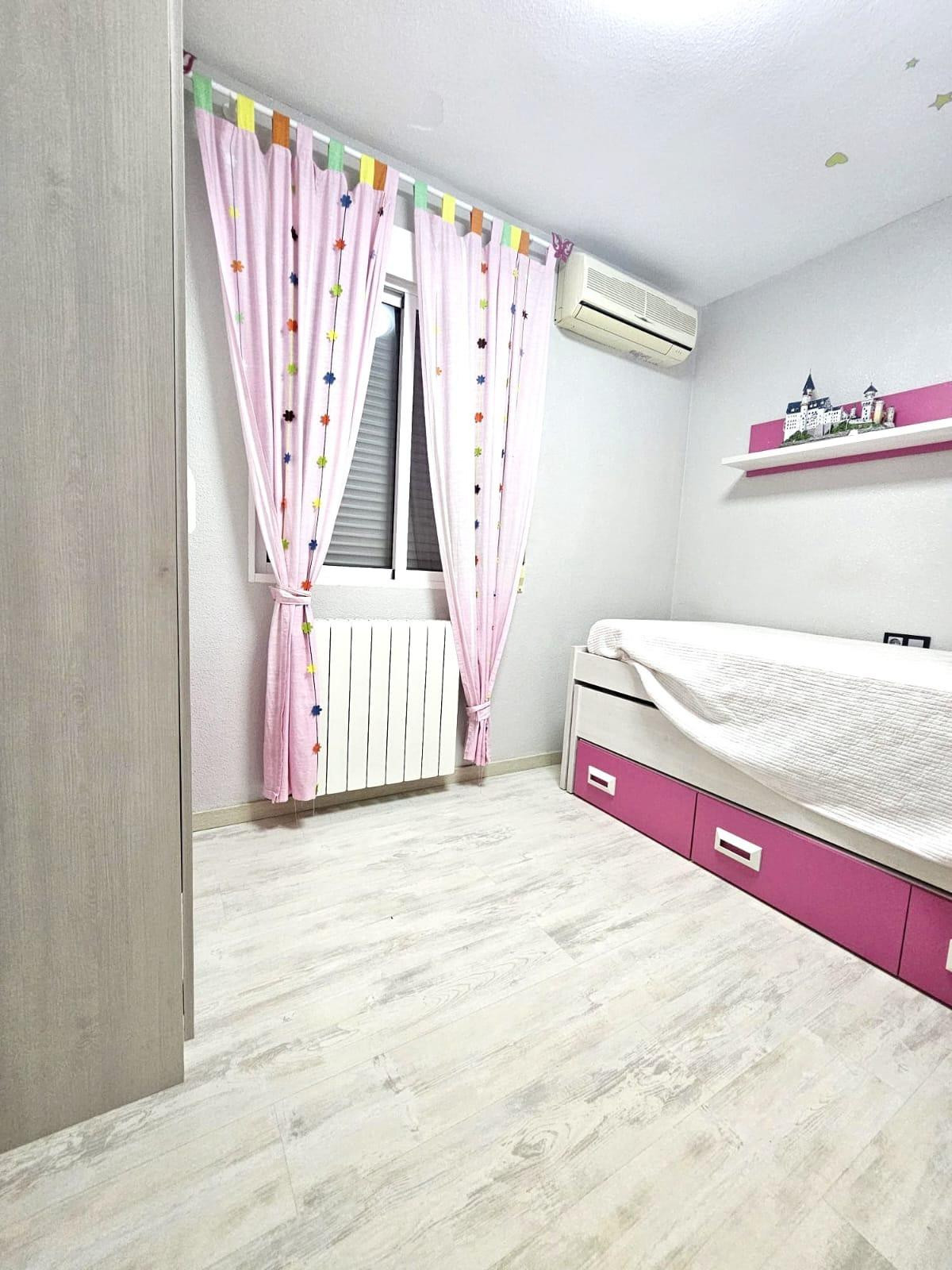 Amplio chalet adosado de 6 dormitorios con garaje y piscinas - foto 3