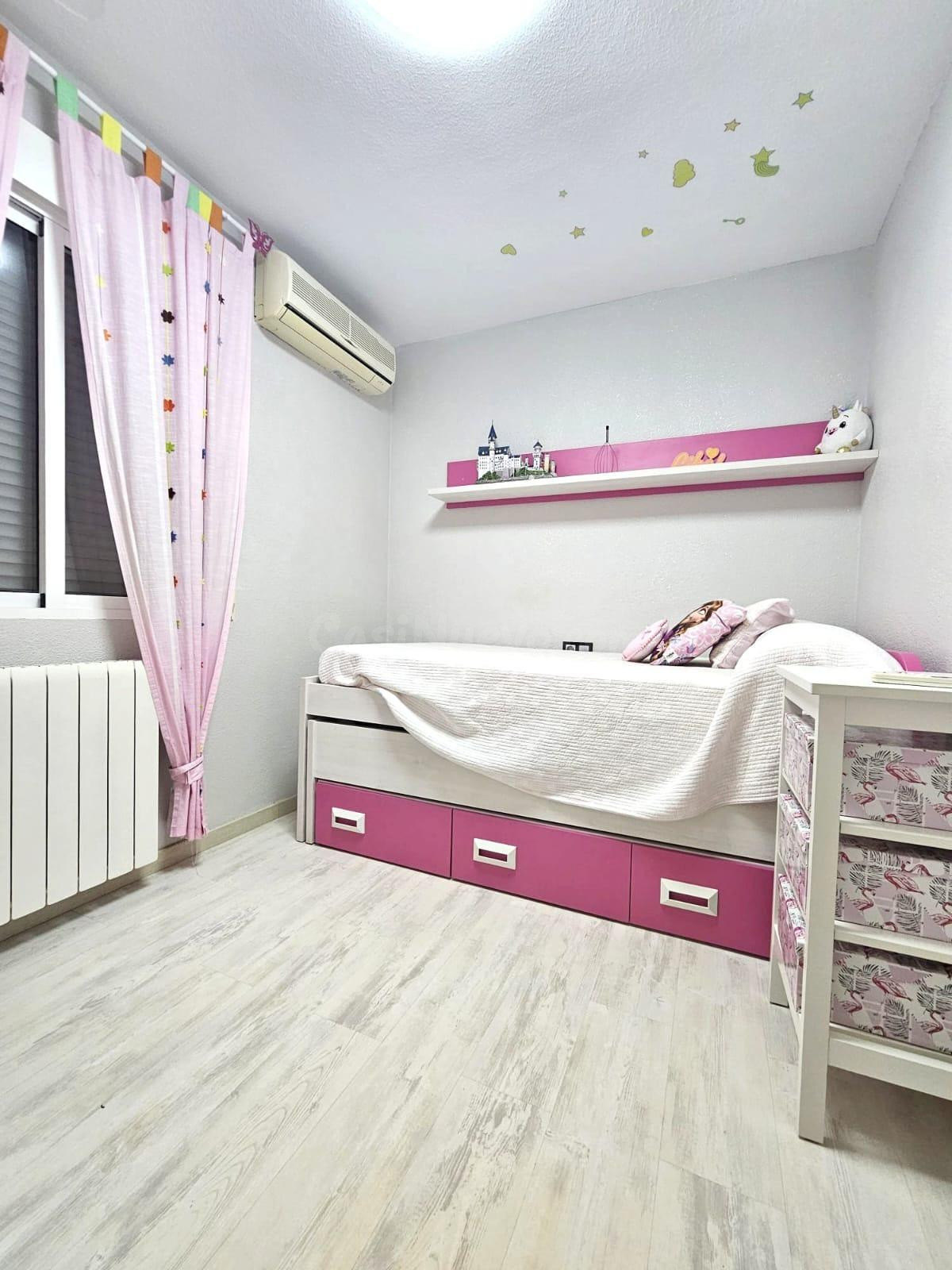 Amplio chalet adosado de 6 dormitorios con garaje y piscinas - foto 4