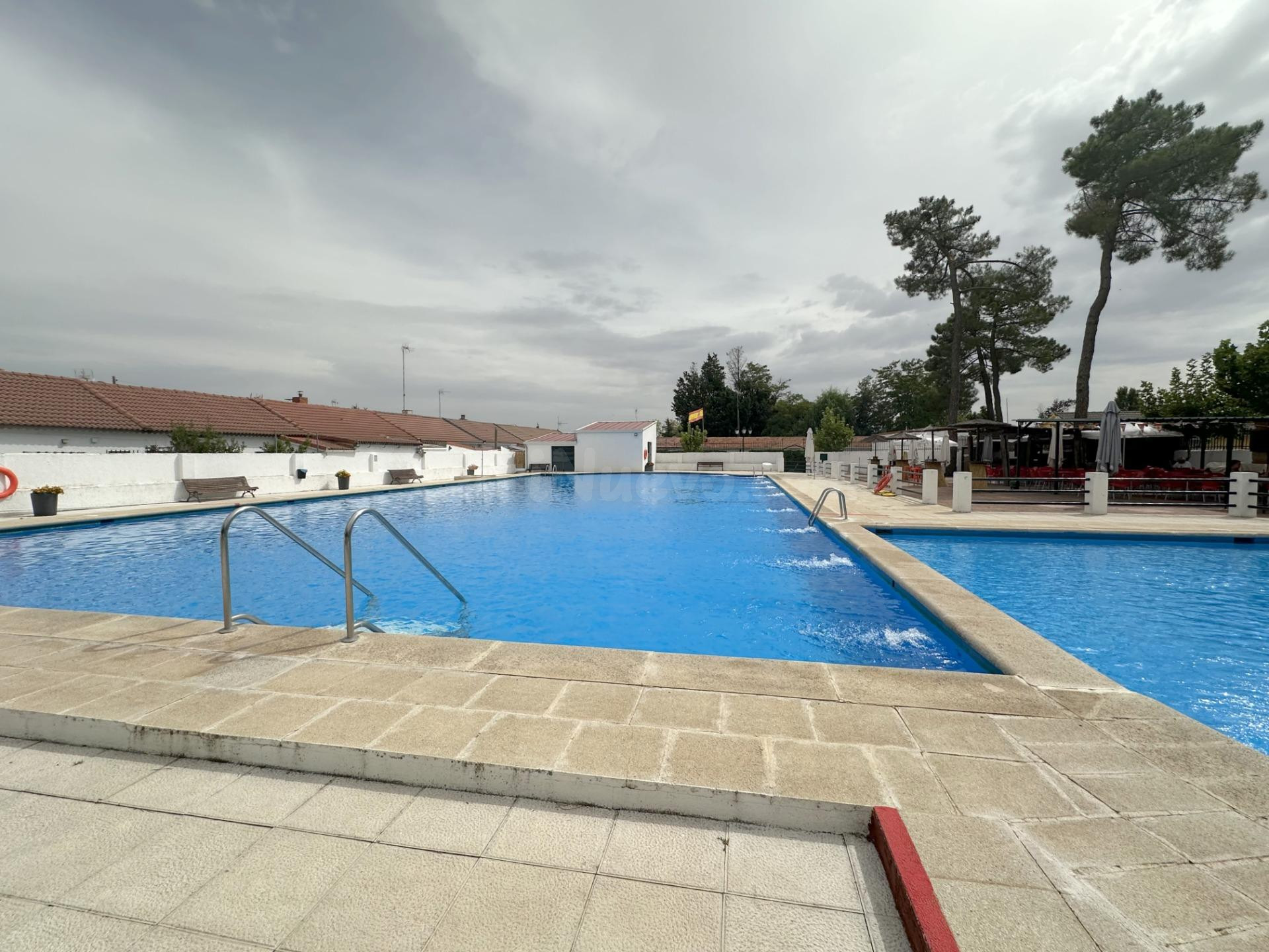 Casa reformada con dos patios y acceso a dos piscinas en San
