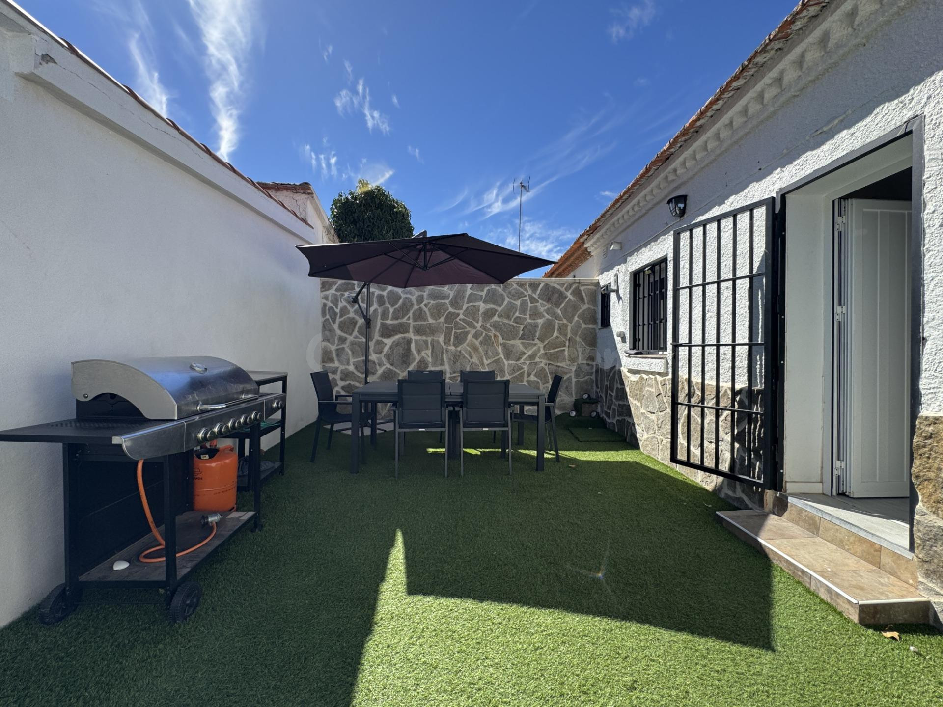 Casa reformada con dos patios y acceso a dos piscinas en San - foto 2