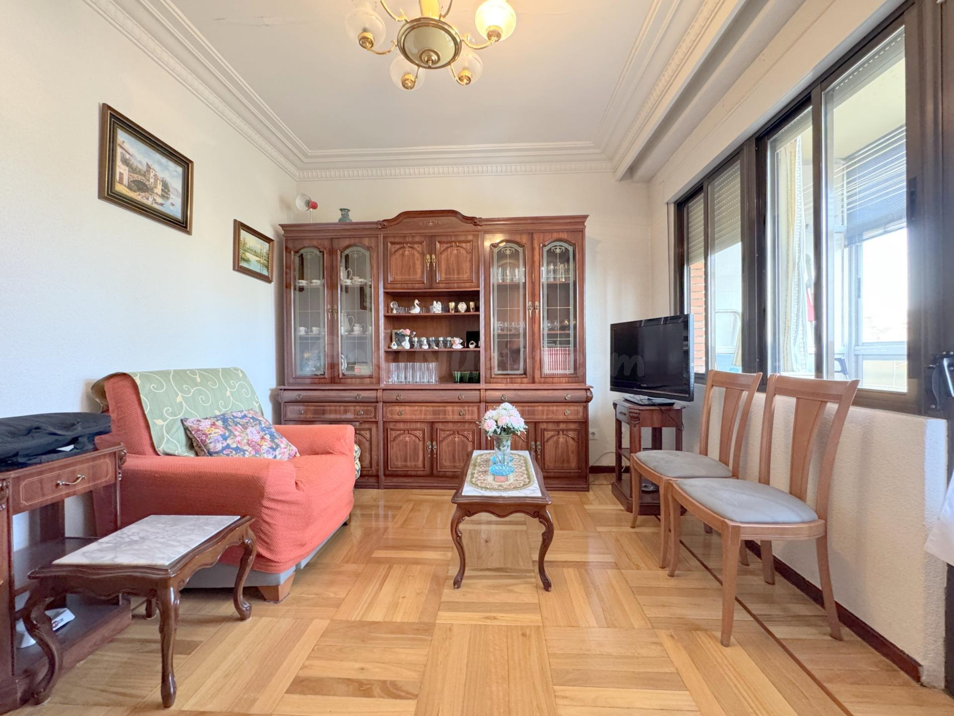 Amplio piso en zona céntrica de Ávila, ideal para inversión  - foto 2
