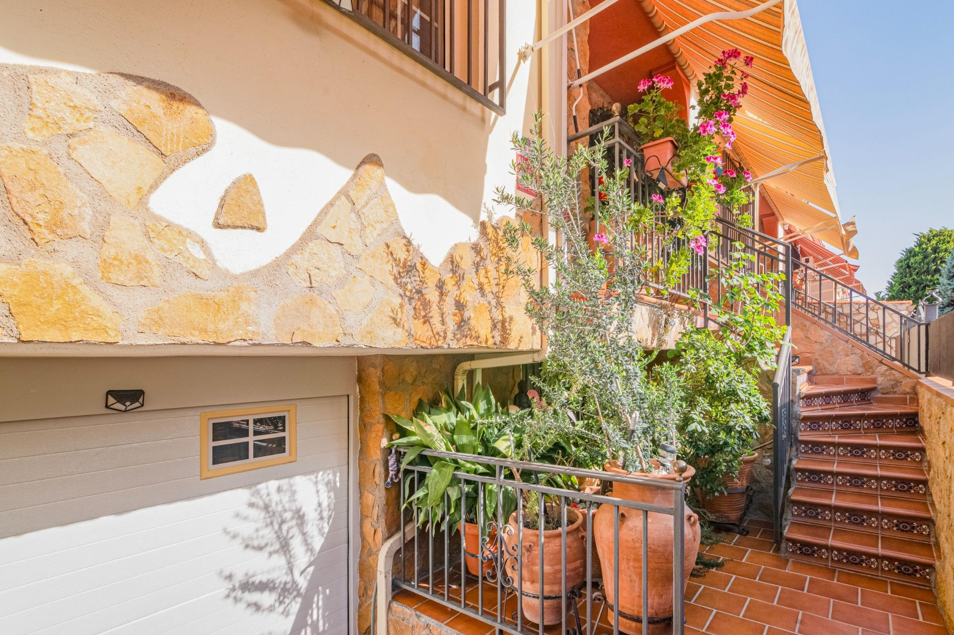 Fantástica casa adosada con gran patio, sótano habitable y e - foto 2