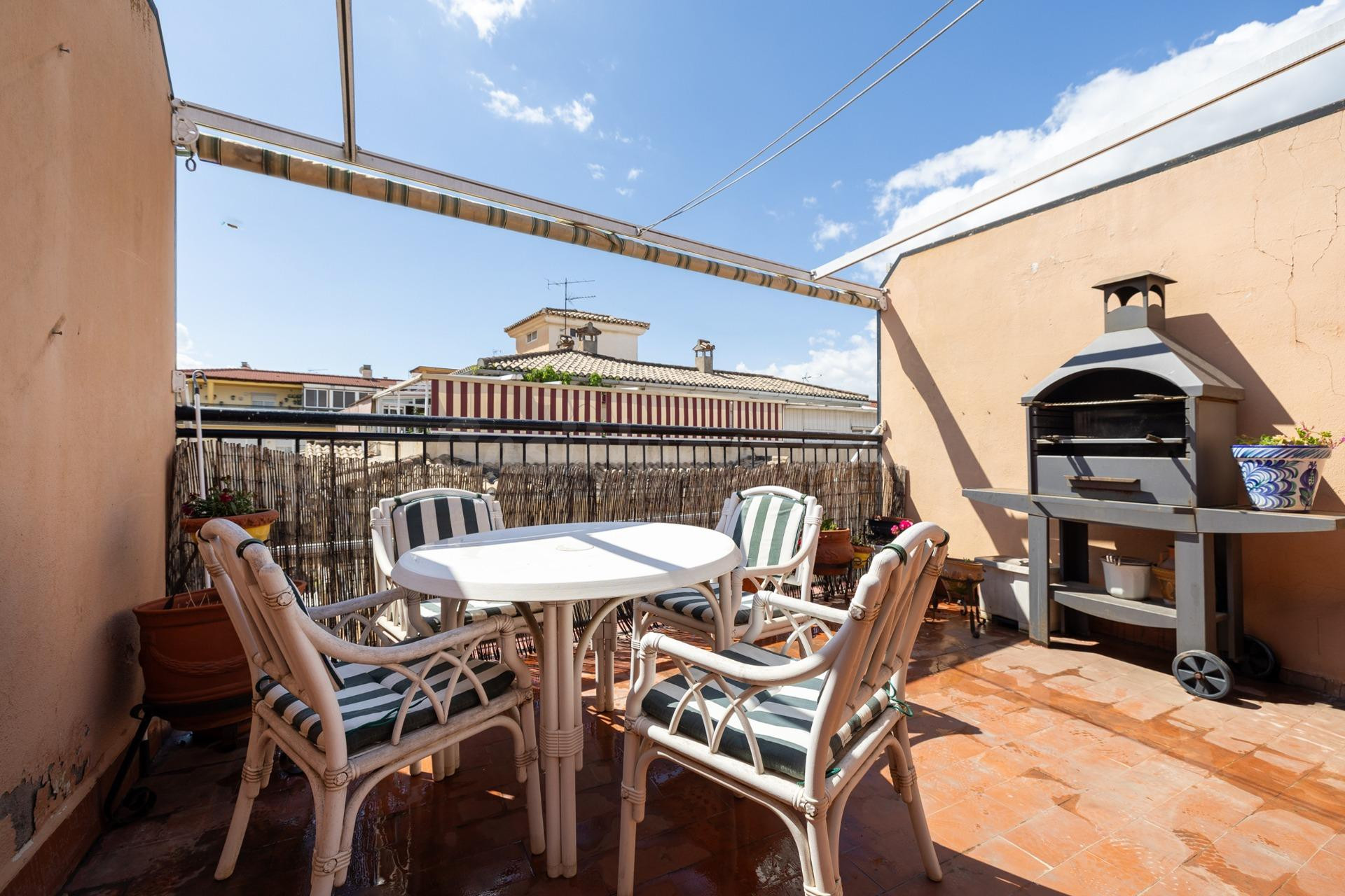 Exclusiva vivienda con gran terraza y múltiples posibilidades frente a Plaza José Zamora en Maracena.