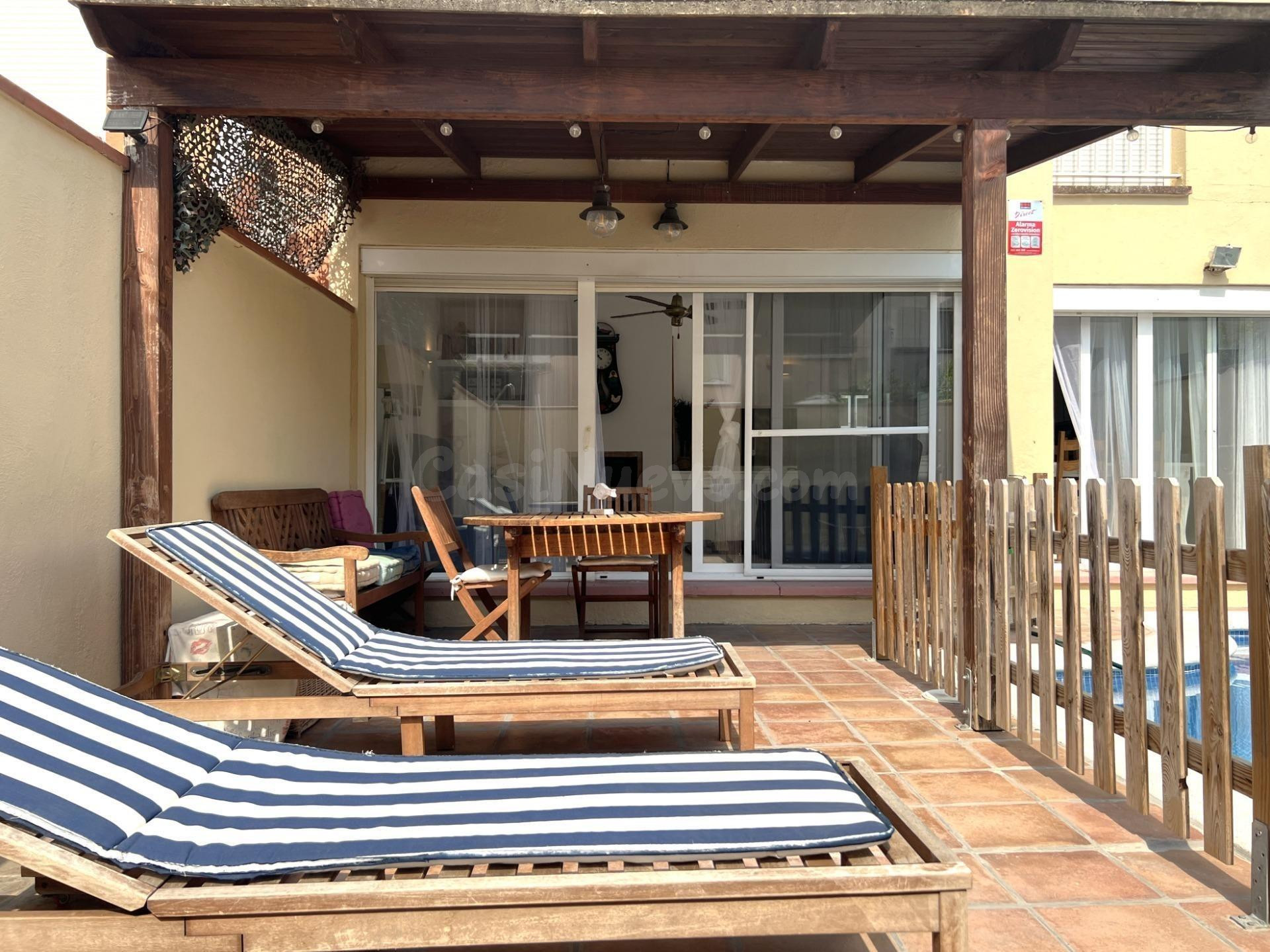 Casa adosada con piscina privada y garaje en Sant Pere Pesca - foto 2