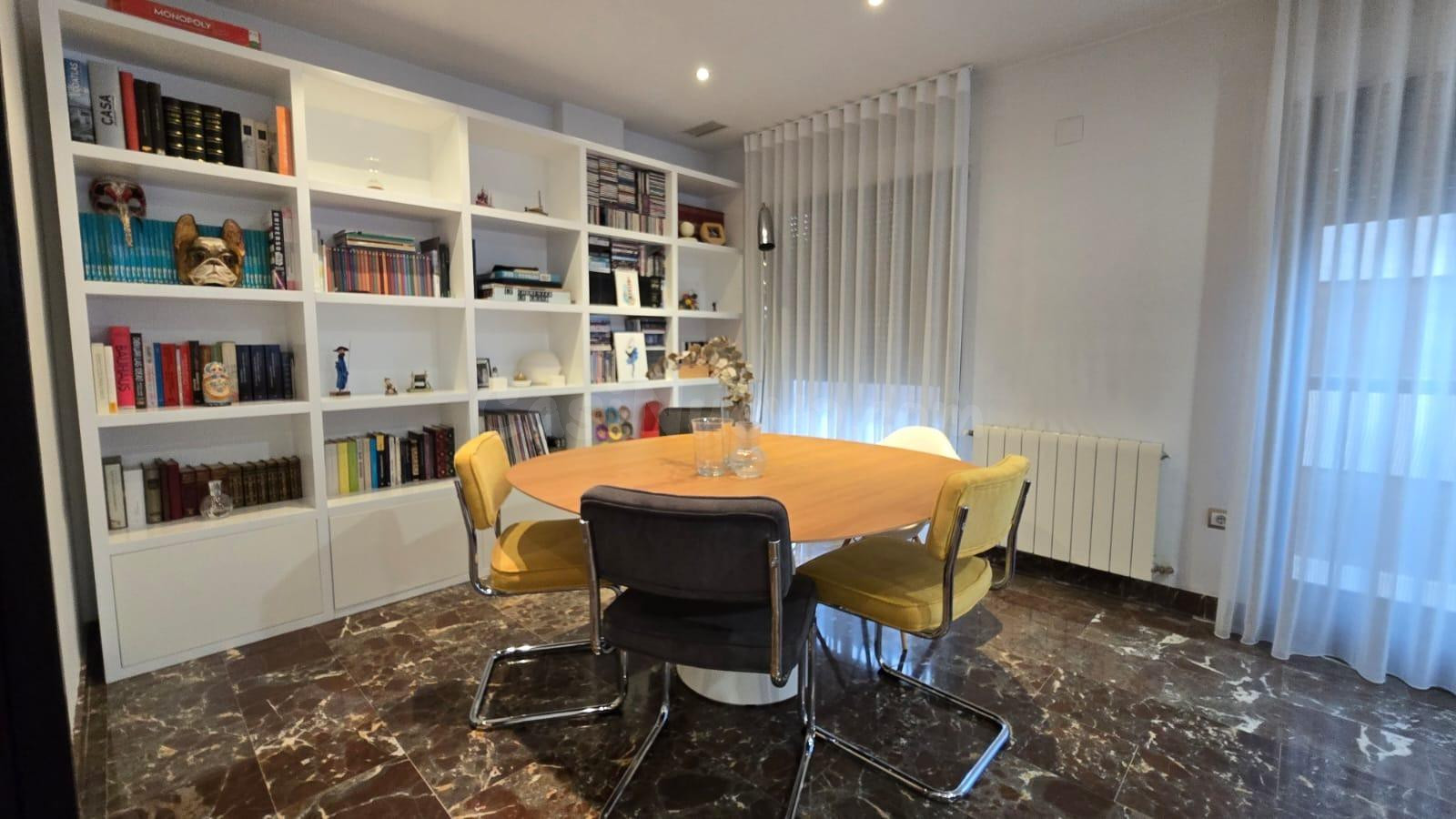 PISO DE LUJO EN ESQUINA TODO EXTERIOR CON GRAN SALON - foto 2