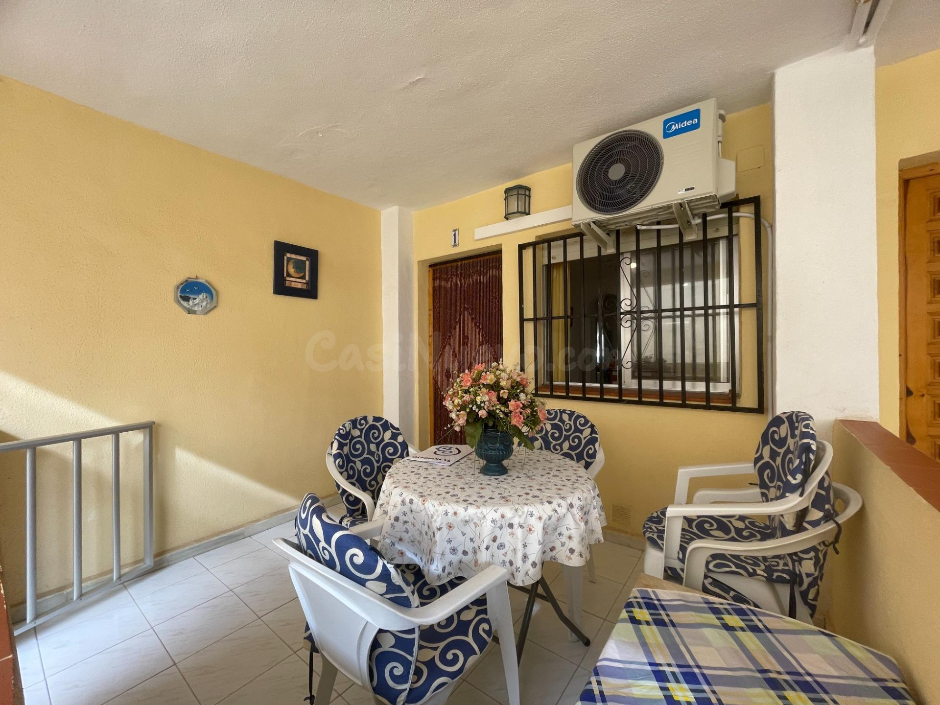 Apartamento de 1 dormitorio con terraza interior y aire acondicionado en Guardamar del Segura