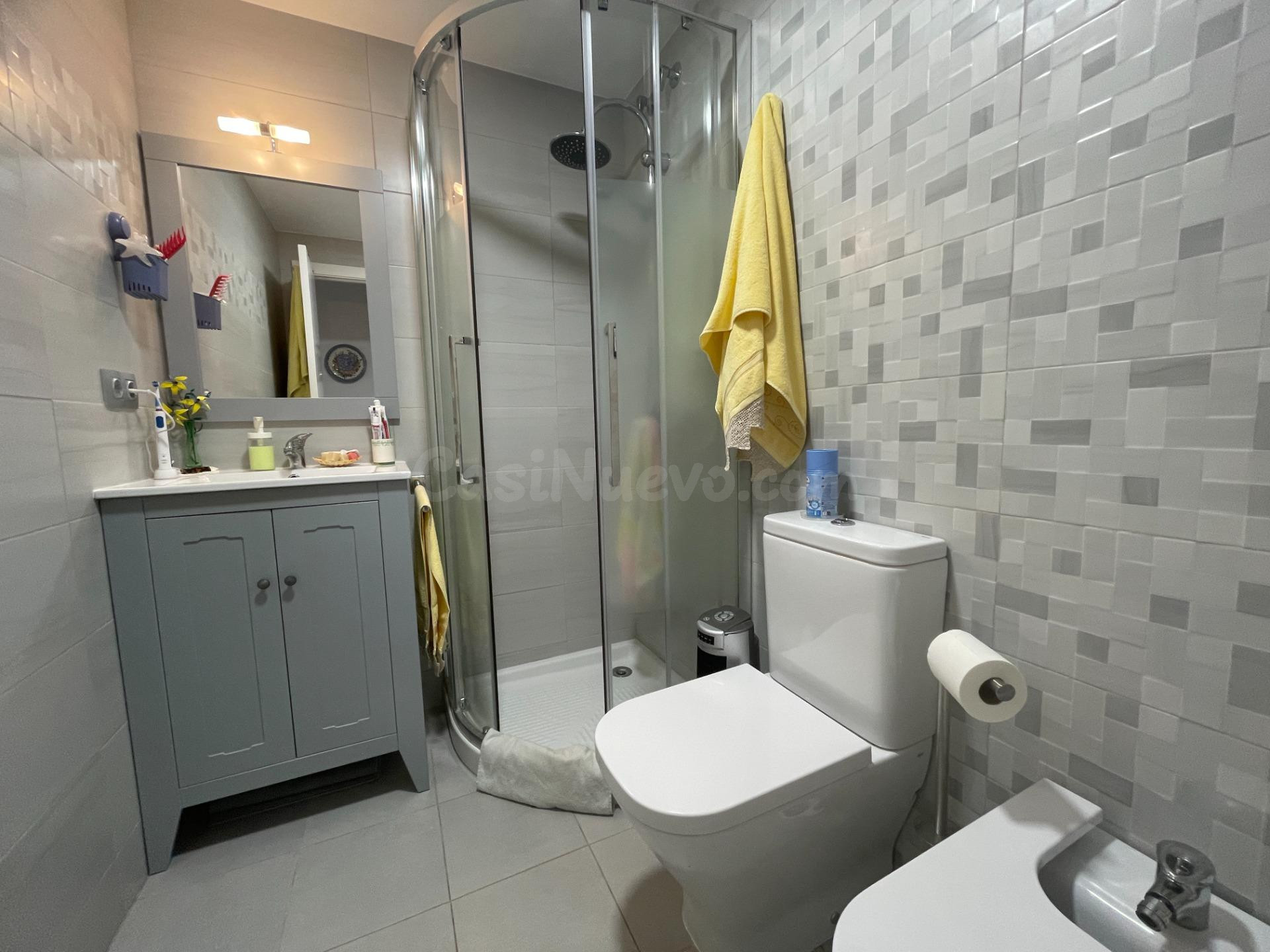 Apartamento de 1 dormitorio con terraza interior y aire acon - foto 4