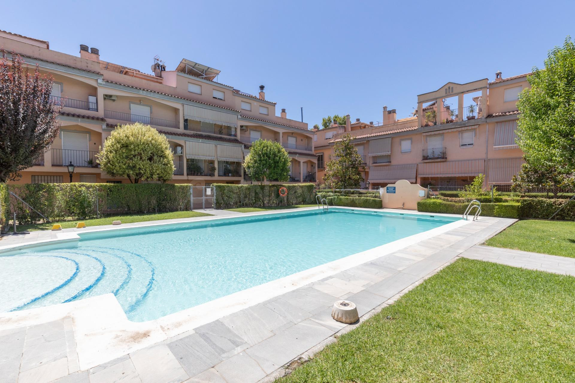 FANTÁSTICA CASA CON PISCINA COMUNITARIA, TERRAZA Y GARAJE