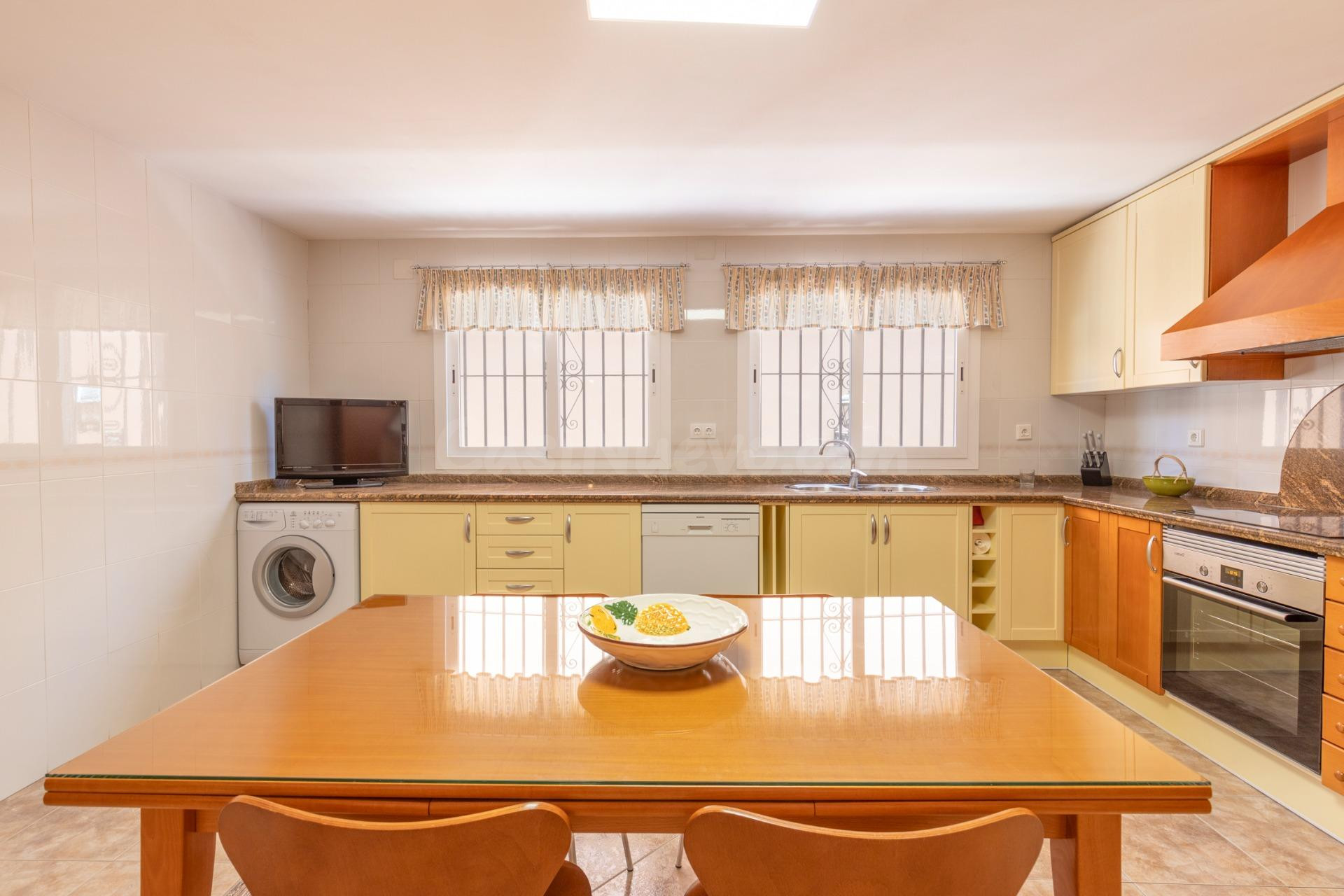 FANTÁSTICA CASA CON PISCINA COMUNITARIA, TERRAZA Y GARAJE - foto 5