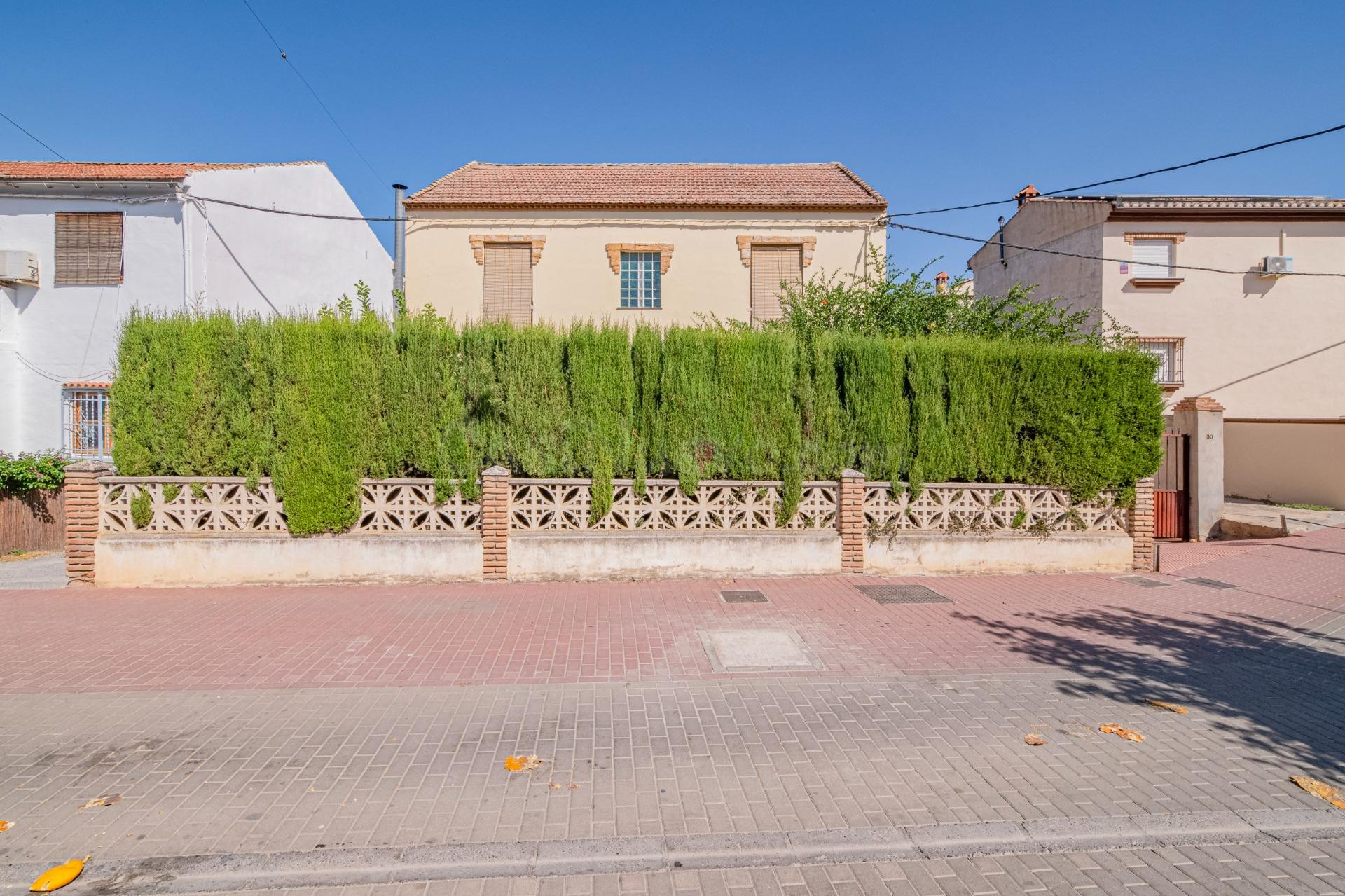 Gran casa de pueblo con terreno, en Ambroz (1260 m2 de parce