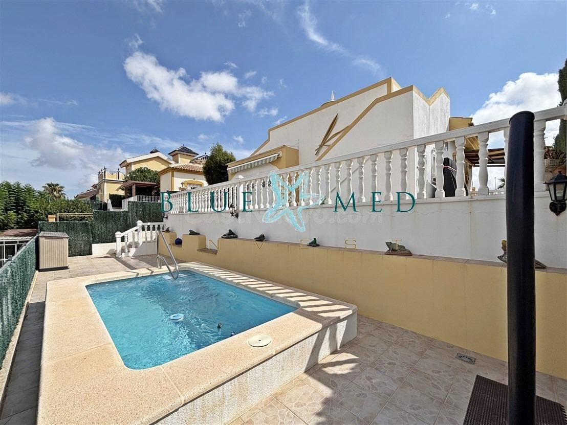 VILLA INDEPENDIENTE CON PISCINA Y SOLÁRIUM EN COUNTRY CLUB