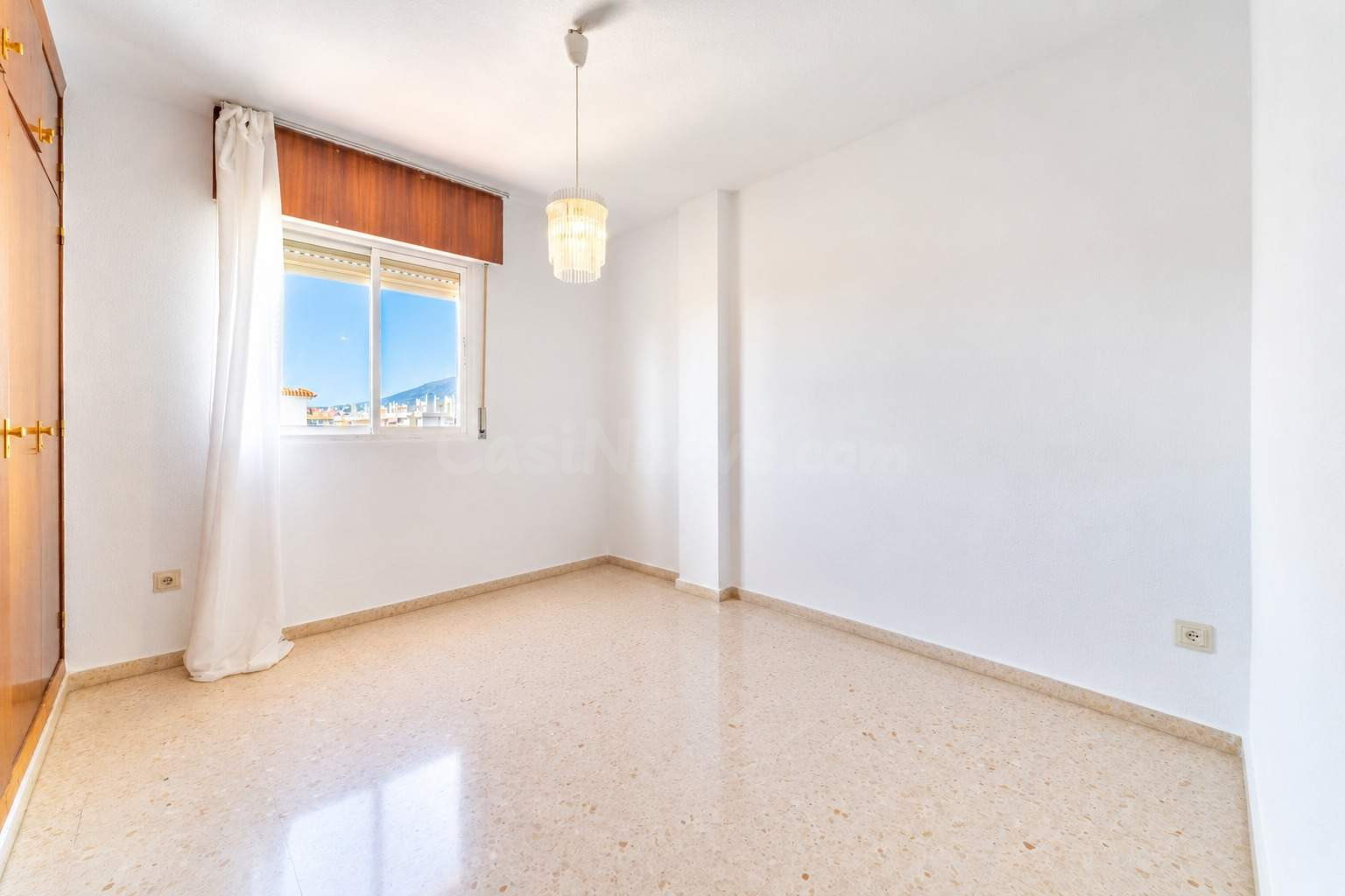 Gran oportunidad en Fuengirola: amplitud, luz y ubicación a pocos metros de la playa - foto 3
