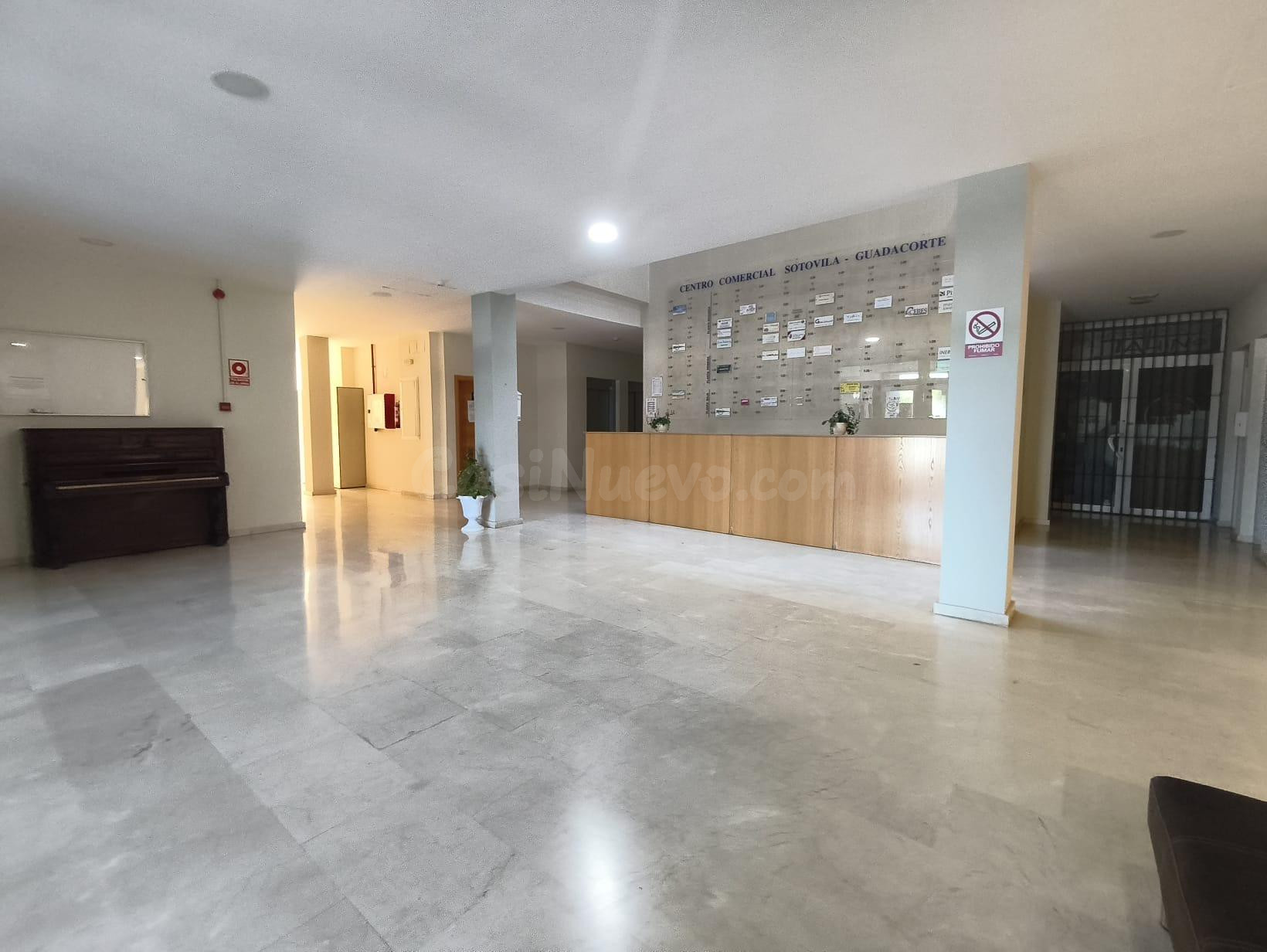 ¡OFICINA CON GARAJE EN ALQUILER EN LOS BARRIOS! - foto 2
