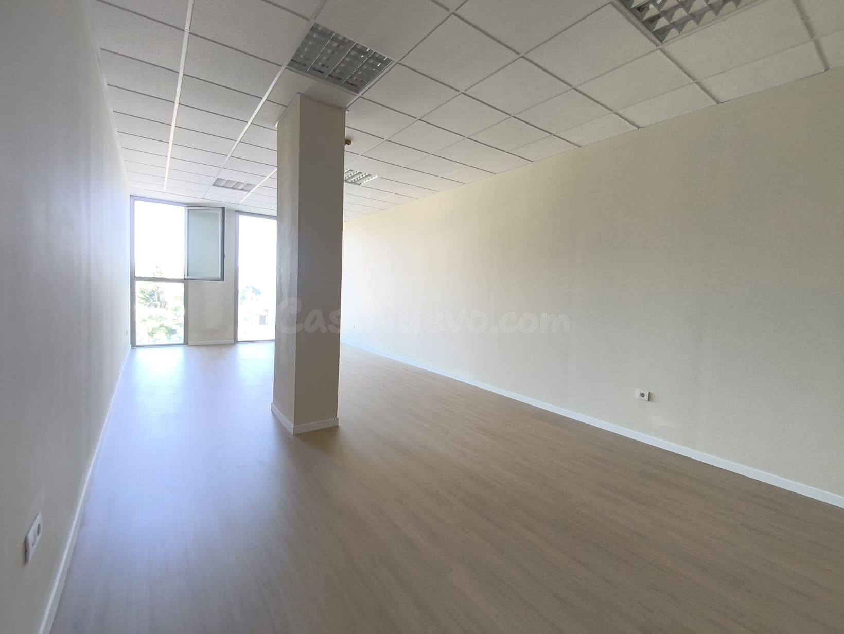 ¡OFICINA CON GARAJE EN ALQUILER EN LOS BARRIOS! - foto 4