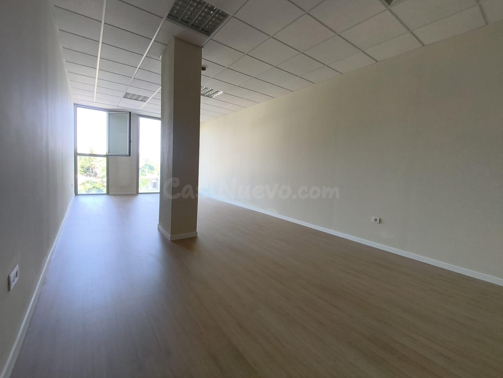 ¡OFICINA CON GARAJE EN ALQUILER EN LOS BARRIOS! - foto 5
