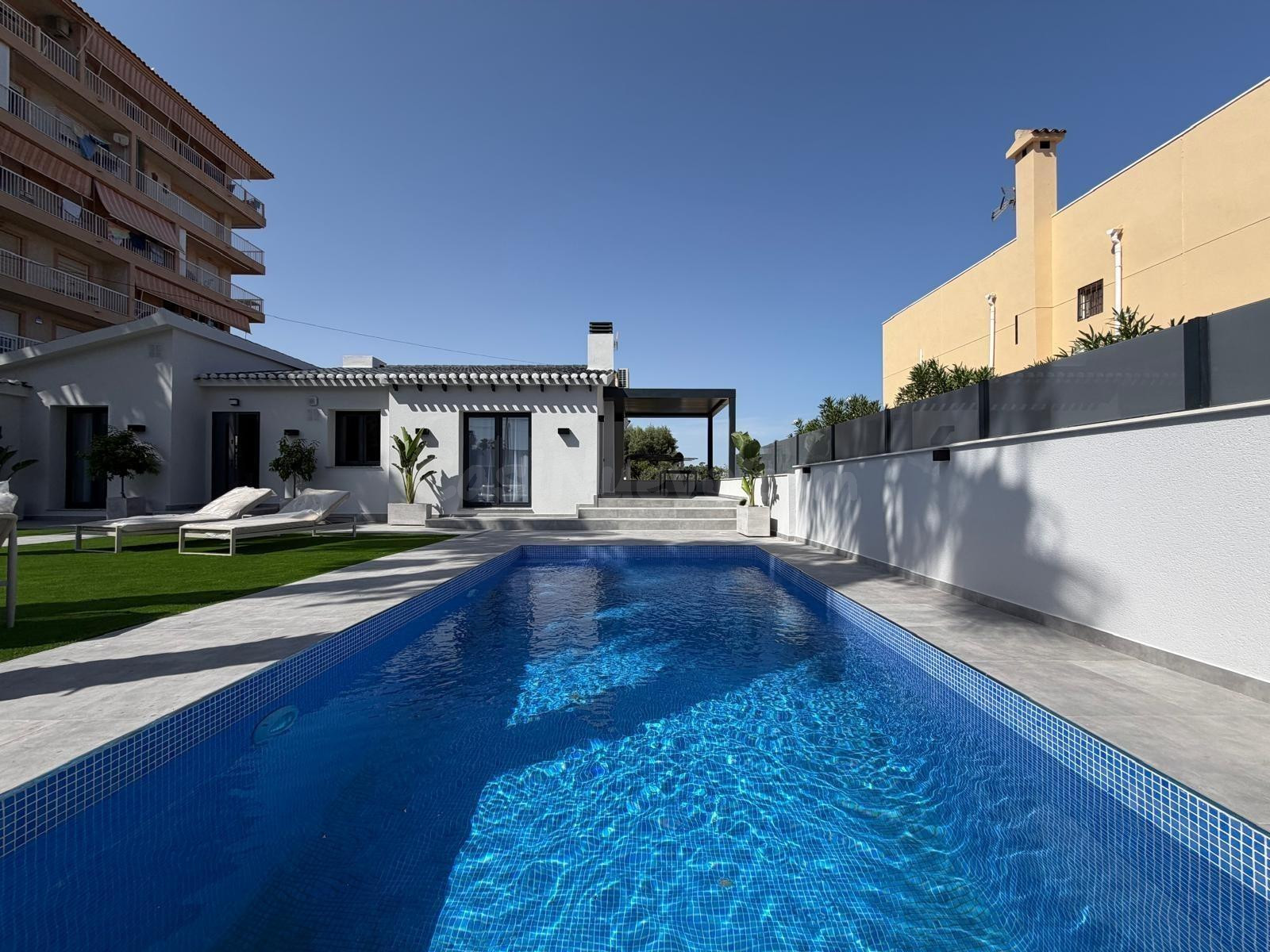 VILLA TOTALMENTE REFORMADA CON VISTAS AL MAR Y A 100 METROS  - foto 3