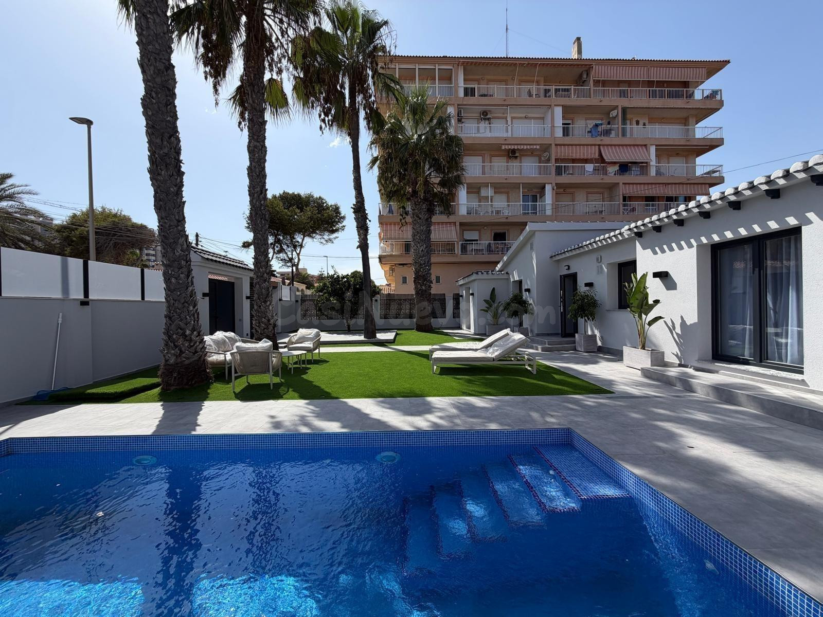 VILLA TOTALMENTE REFORMADA CON VISTAS AL MAR Y A 100 METROS  - foto 4