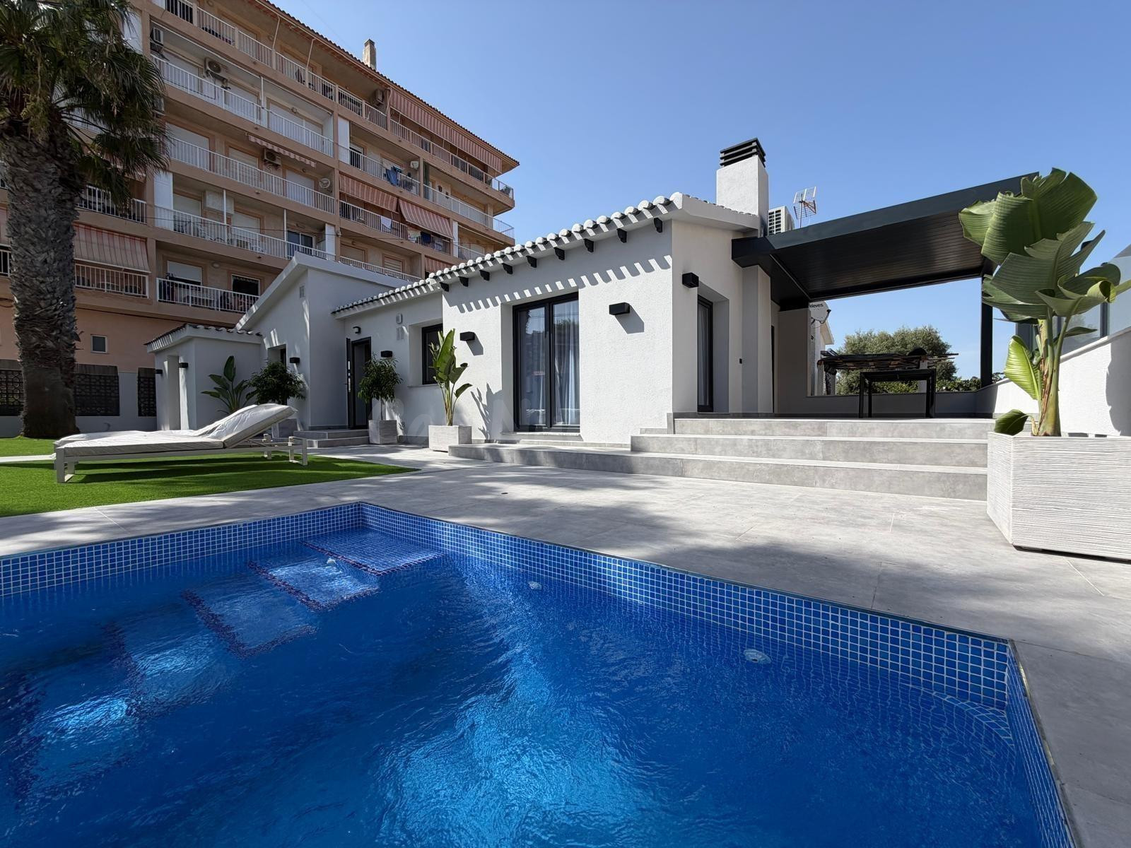 VILLA TOTALMENTE REFORMADA CON VISTAS AL MAR Y A 100 METROS  - foto 5