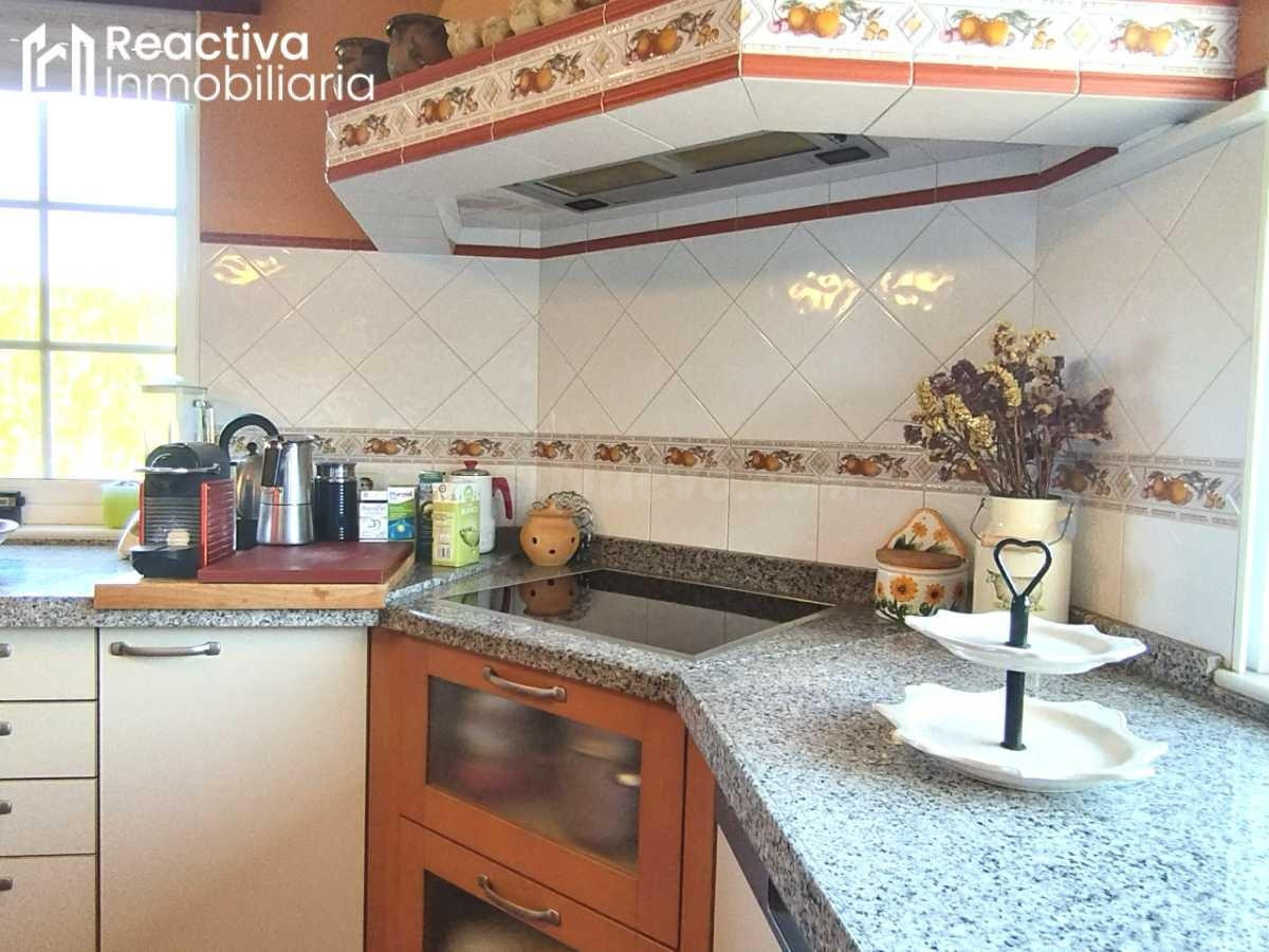 Casa de 3 plantas muy acogedora, con finca extensa - foto 3