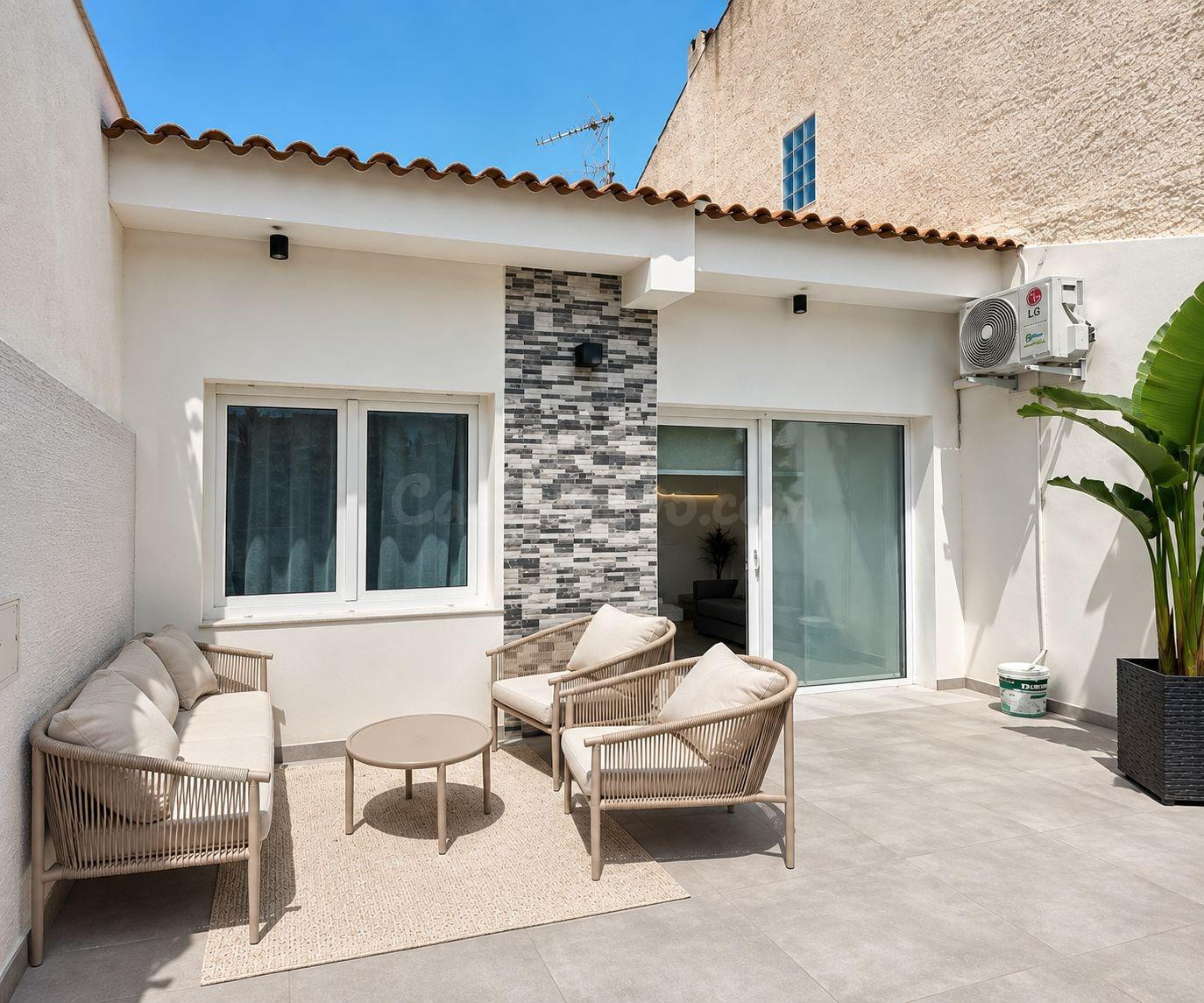 CASA TOTALMENTE RENOVADA CON ESPACIO EXTERIOR PRIVADO –Torrevieja
