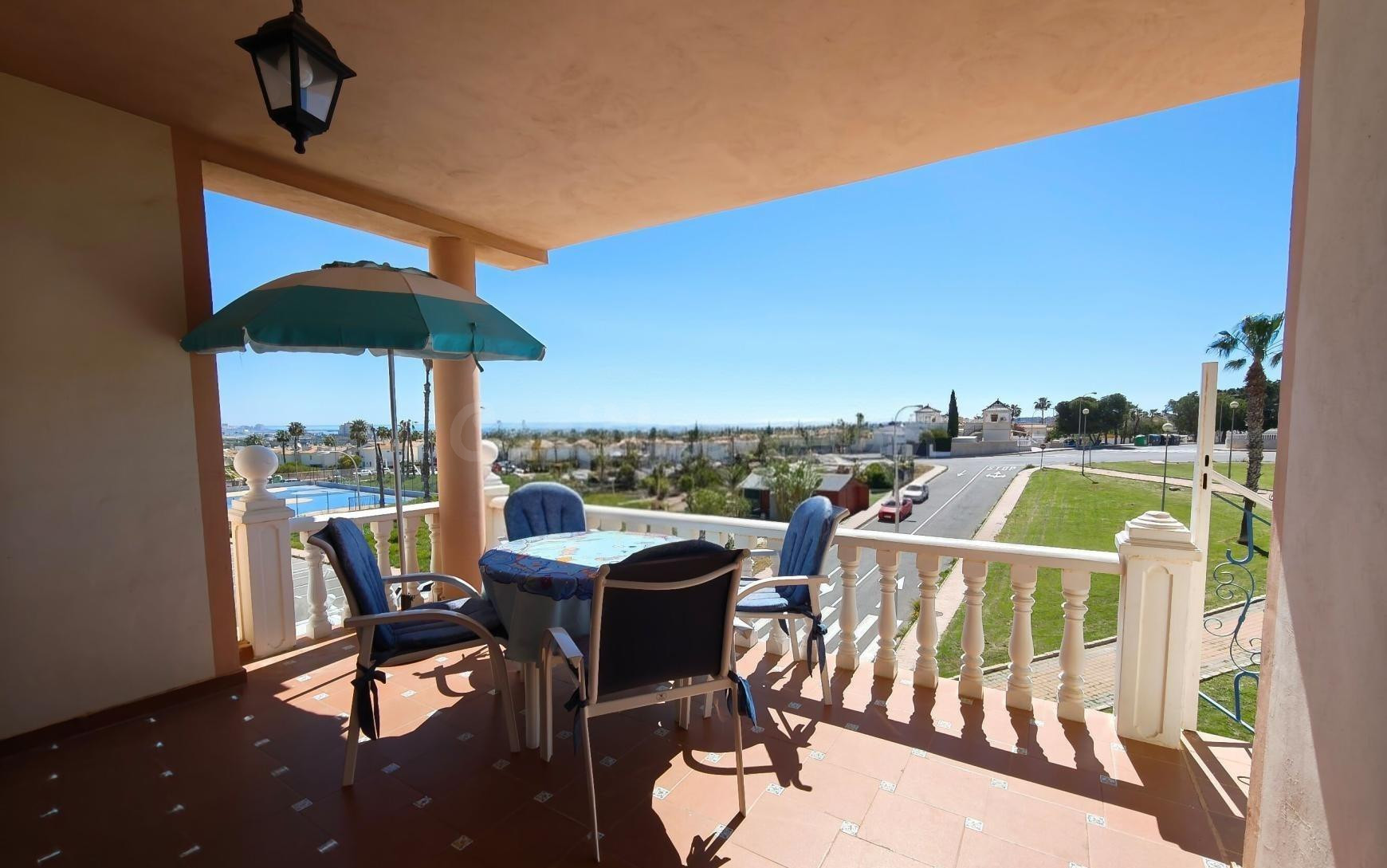 Bungalow con vistas y licencia turística en Los Balcones, Torrevieja - foto 4