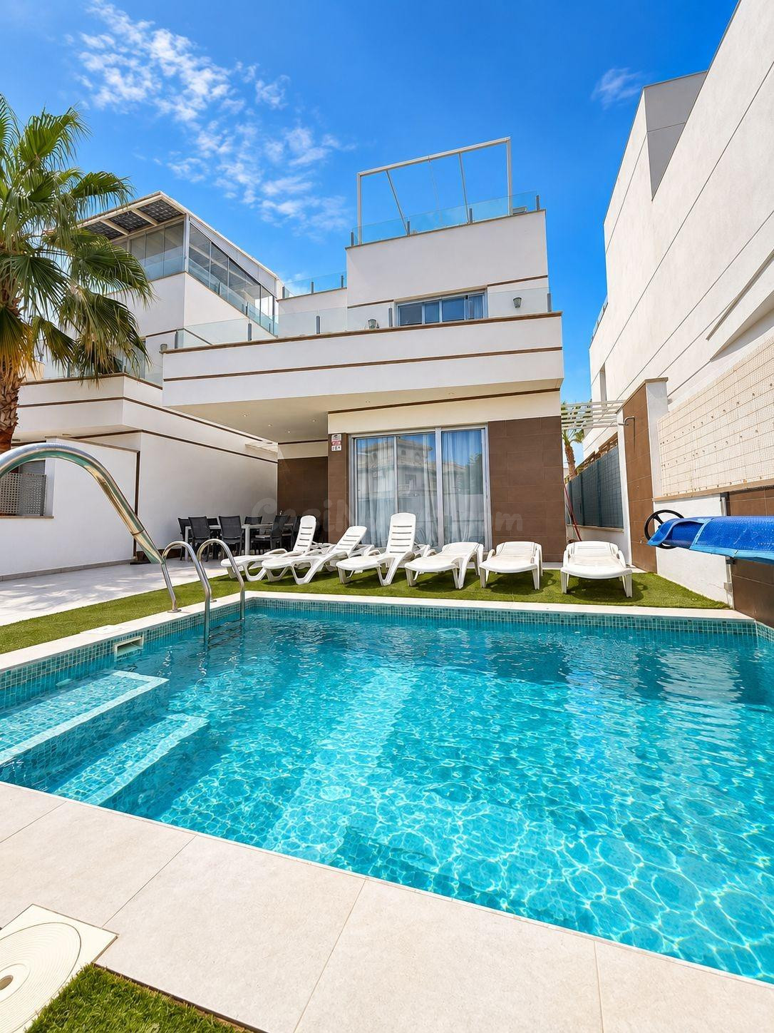Chalet independiente moderno con piscina climatizada y jacuzzi – Lomas de Cabo Roig - foto 2