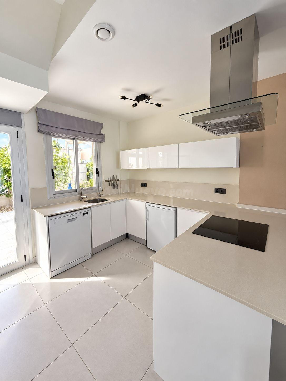 Chalet independiente moderno con piscina climatizada y jacuzzi – Lomas de Cabo Roig - foto 3