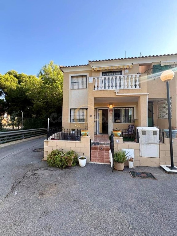 Bungalow en planta baja de 2 dormitorios con piscina comunitaria en Torrevieja