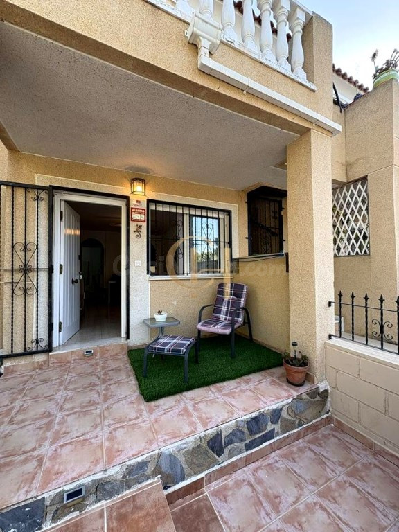 Bungalow en planta baja de 2 dormitorios con piscina comunit - foto 2