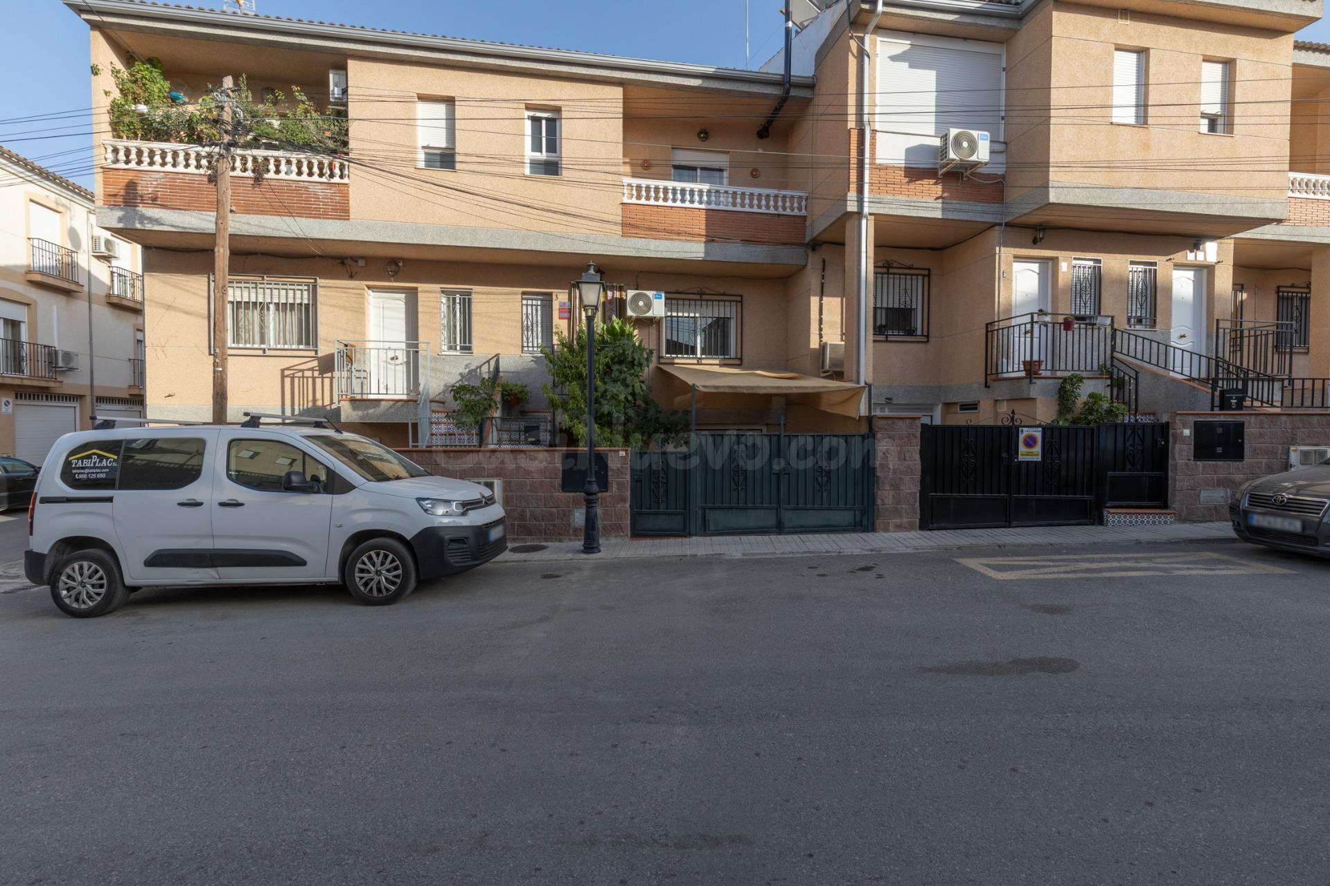 PRECIOSO ADOSADO CON PATIO, TERRAZA, COCHERA Y ESTUFA DE LEÑA EN LAS GABIAS (GRANADA)