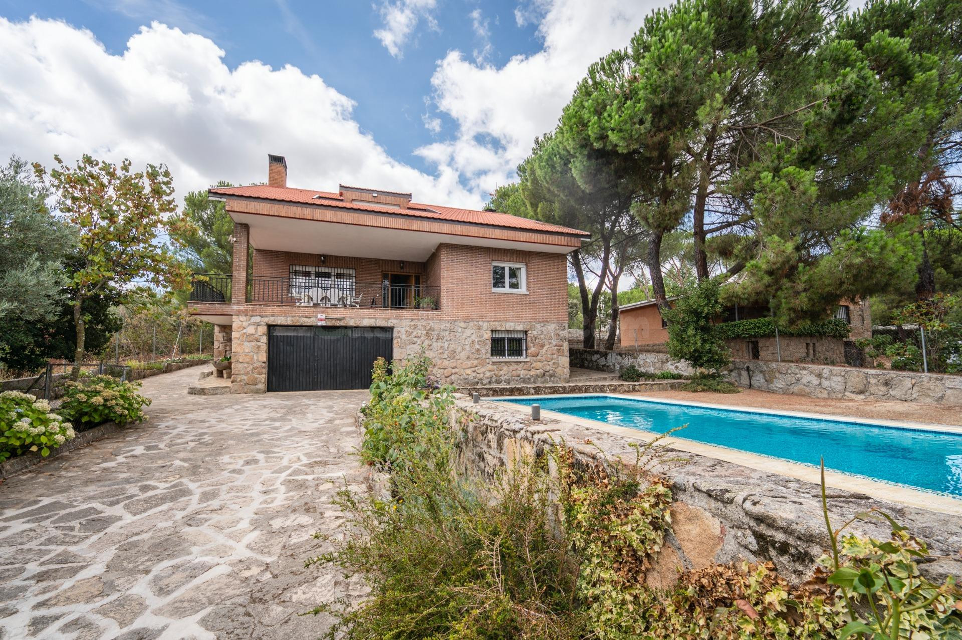 Exclusivo Chalet Independiente en Galapagar: Con piscina, bodega y vistas a la Sierra de Madrid en Galapagar