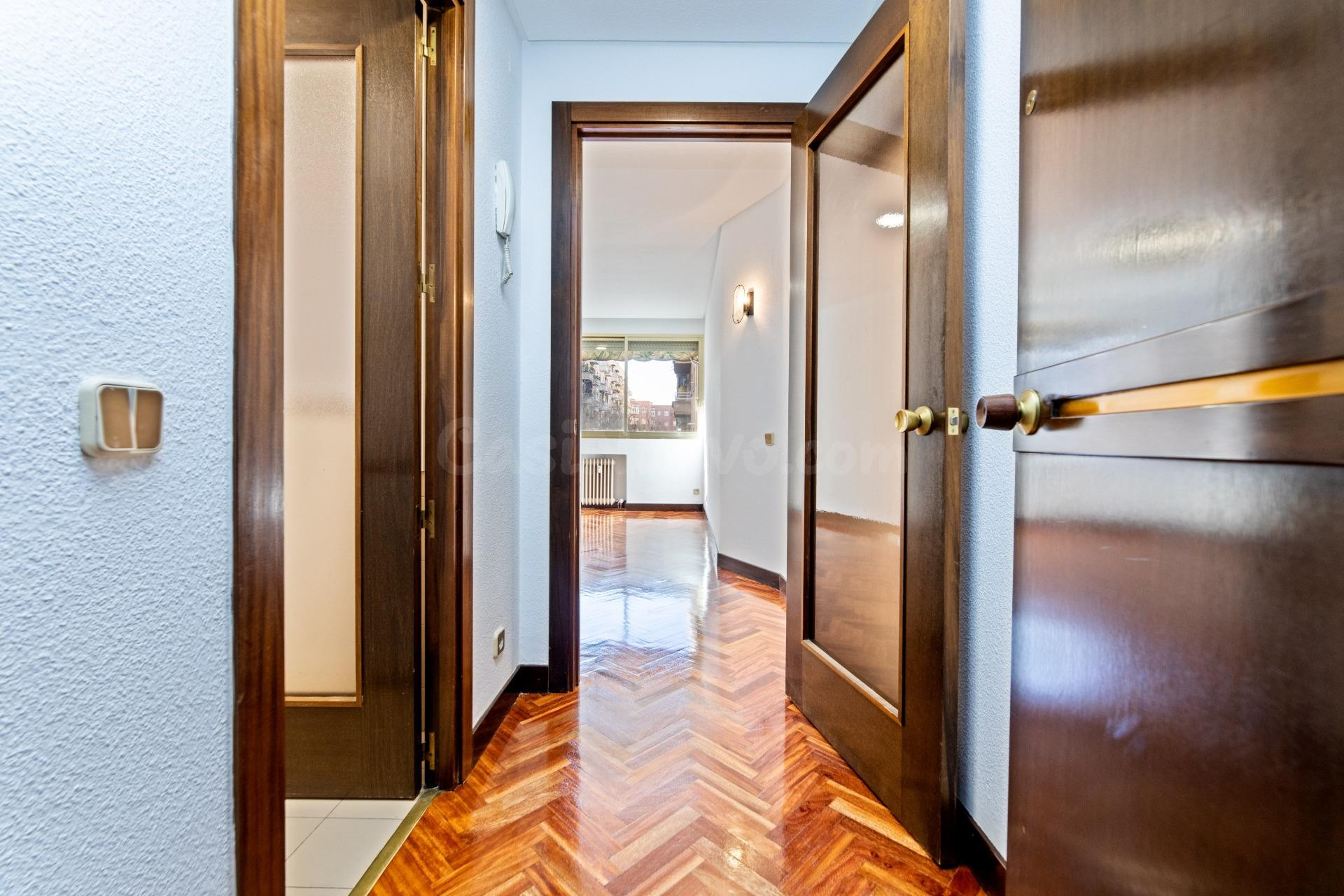 Apartamento con dormitorio independiente, Reformado Con pist - foto 2
