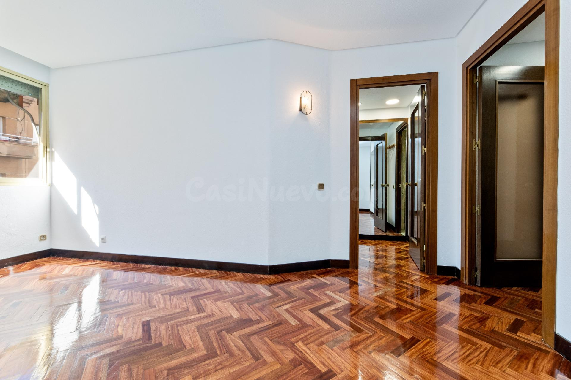 Apartamento con dormitorio independiente, Reformado Con pist - foto 4