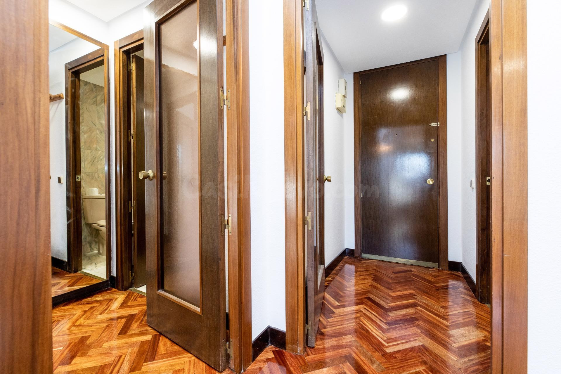 Apartamento con dormitorio independiente, Reformado Con pist - foto 5