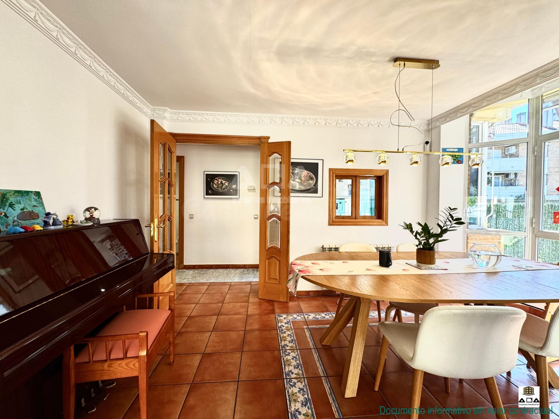 Una casa para disfrutar dentro y fuera: 406 m2, jardín y pis - foto 4