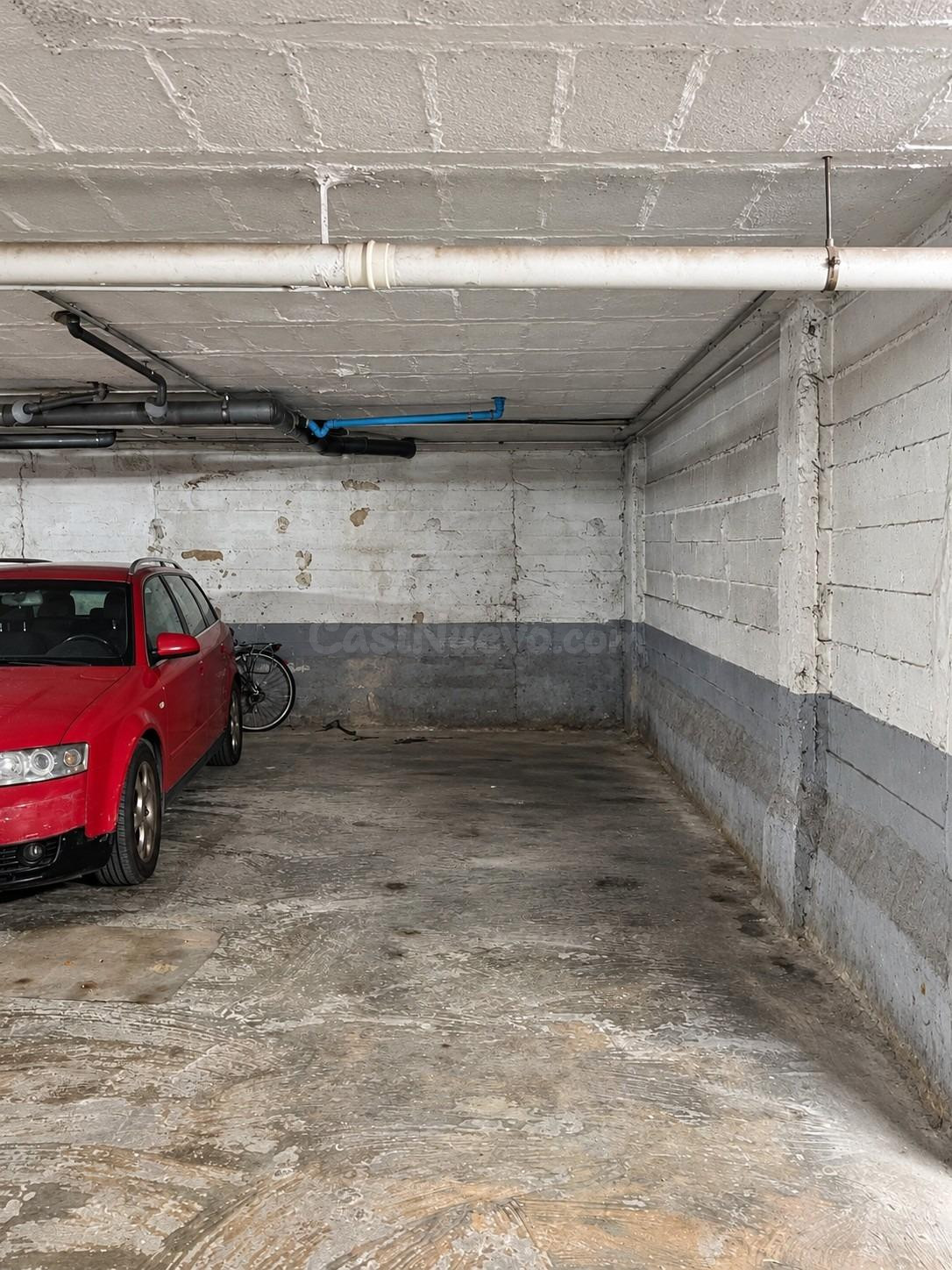 Plaza de aparcamiento para coche pequeño en el centro de Binissalem