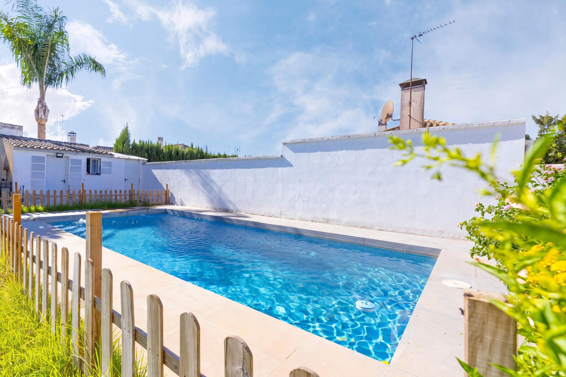 Chalet independiente de una planta completamente reformado en Villas Olivar de Quintos - foto 2