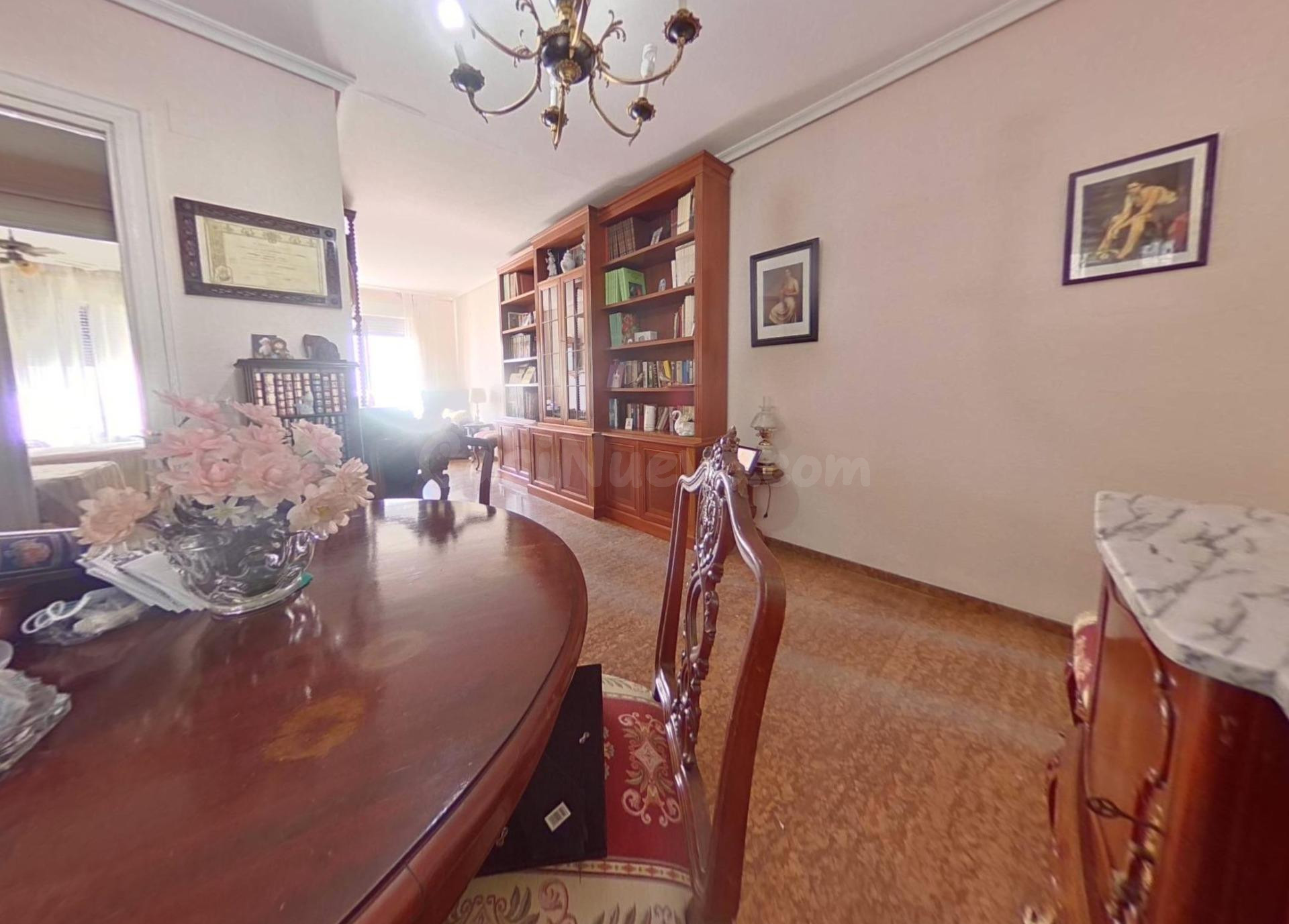 D. Se vende piso junto a la Avenida de Jesús Rescatado, exterior con terraza, patio y trastero.