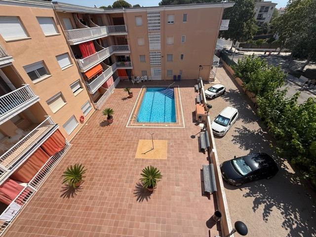 Piso de 4 dormitorios con terraza y piscina a 400 m de la playa – El Vendrell