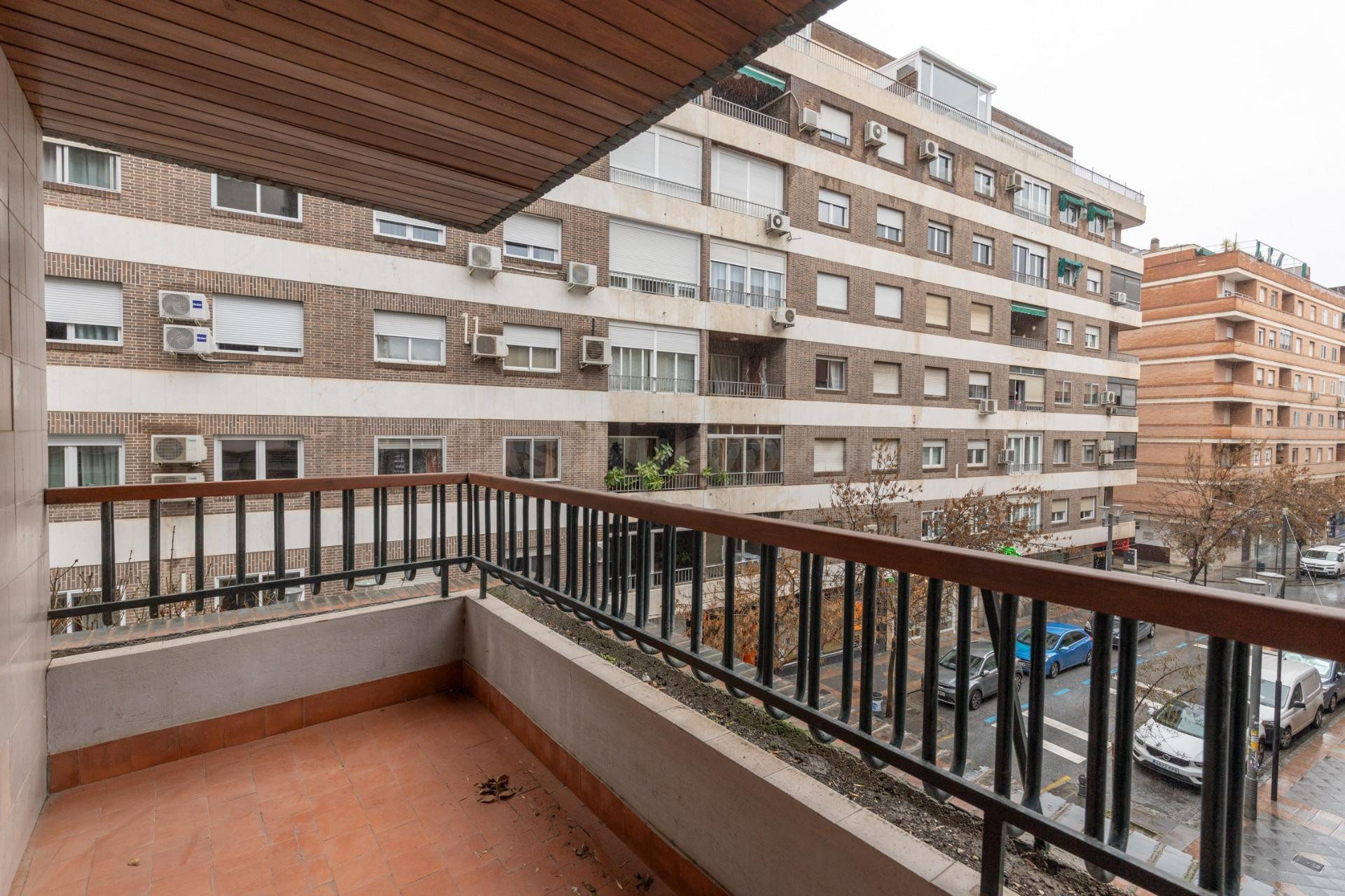 Piso en pleno centro de Granada con 2 plazas de garaje y tra