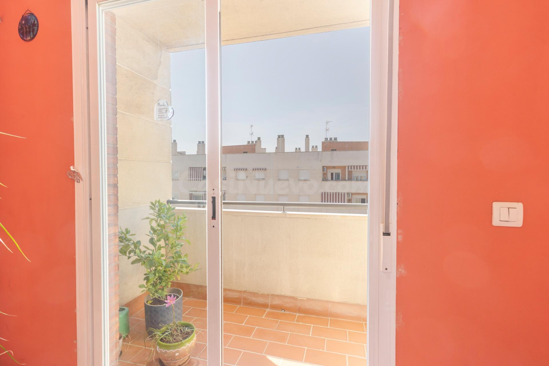 Amplia vivienda VPO con terraza, garaje y excelente ubicació - foto 3