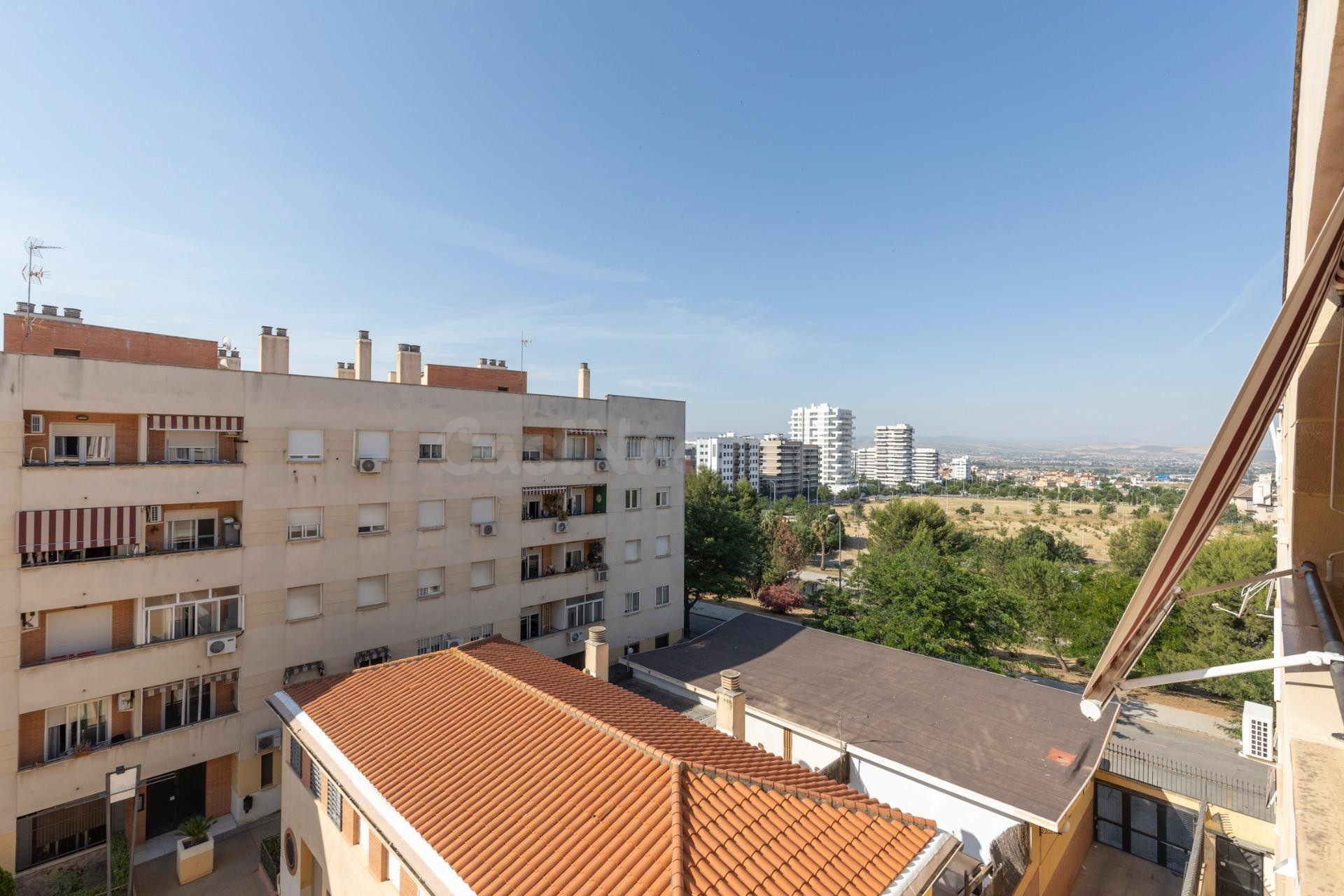 Amplia vivienda VPO con terraza, garaje y excelente ubicació - foto 4