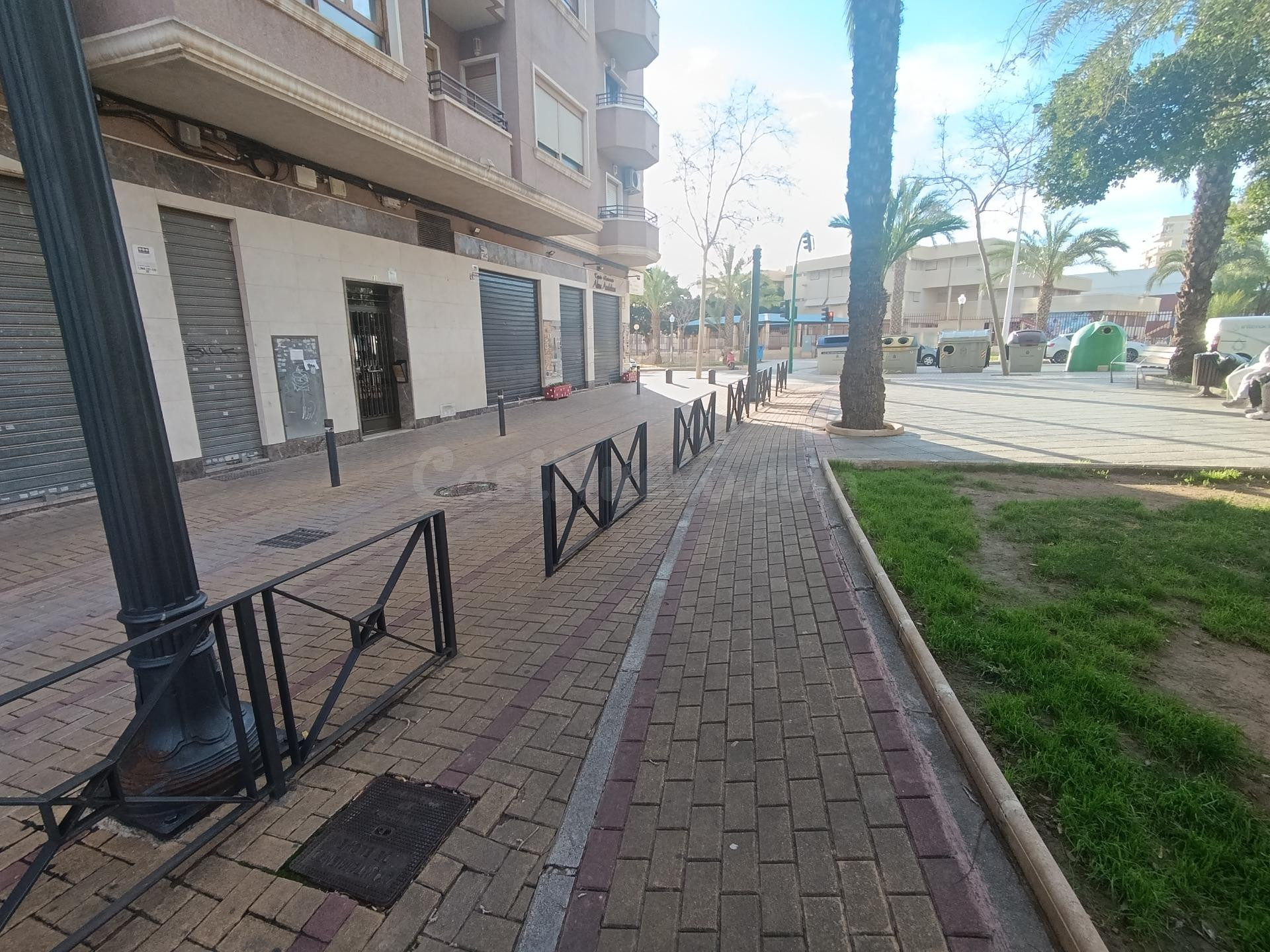Dos Plazas de Garaje y trastero en Elche - foto 2