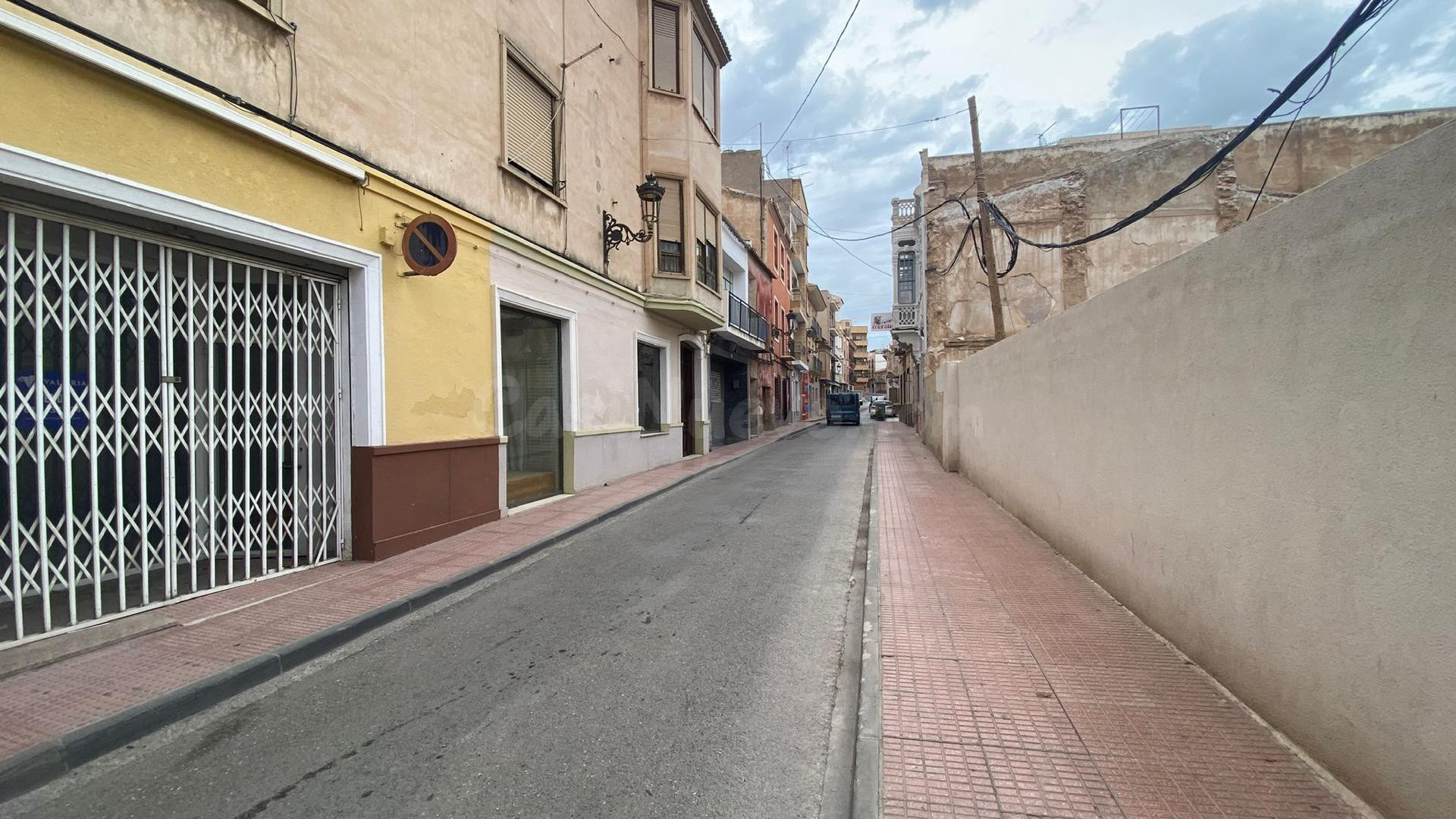LOCAL CENTRICO Y CON POSIBILIDAD DE CAMBIO DE USO A VIVIENDA - foto 4