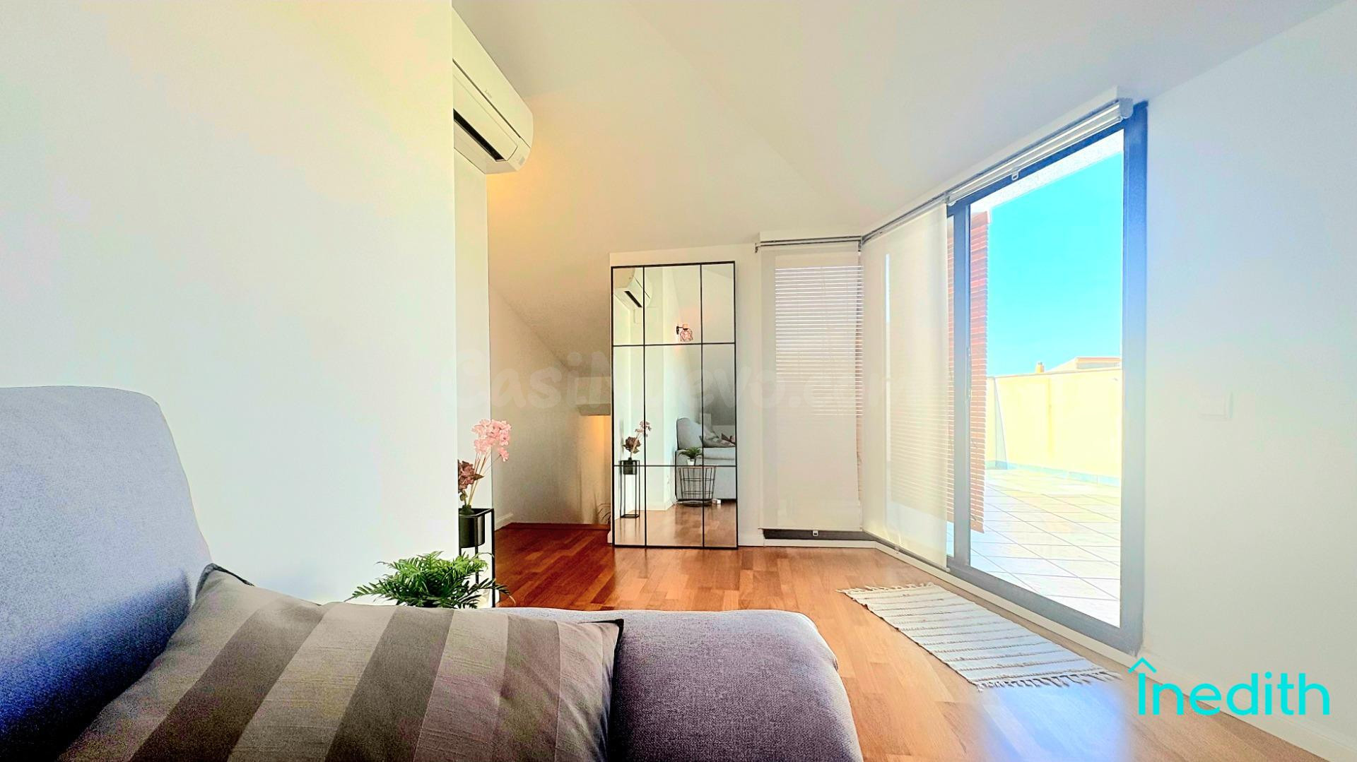 Bonito piso Dúplex amueblado con terraza y parking . - foto 2