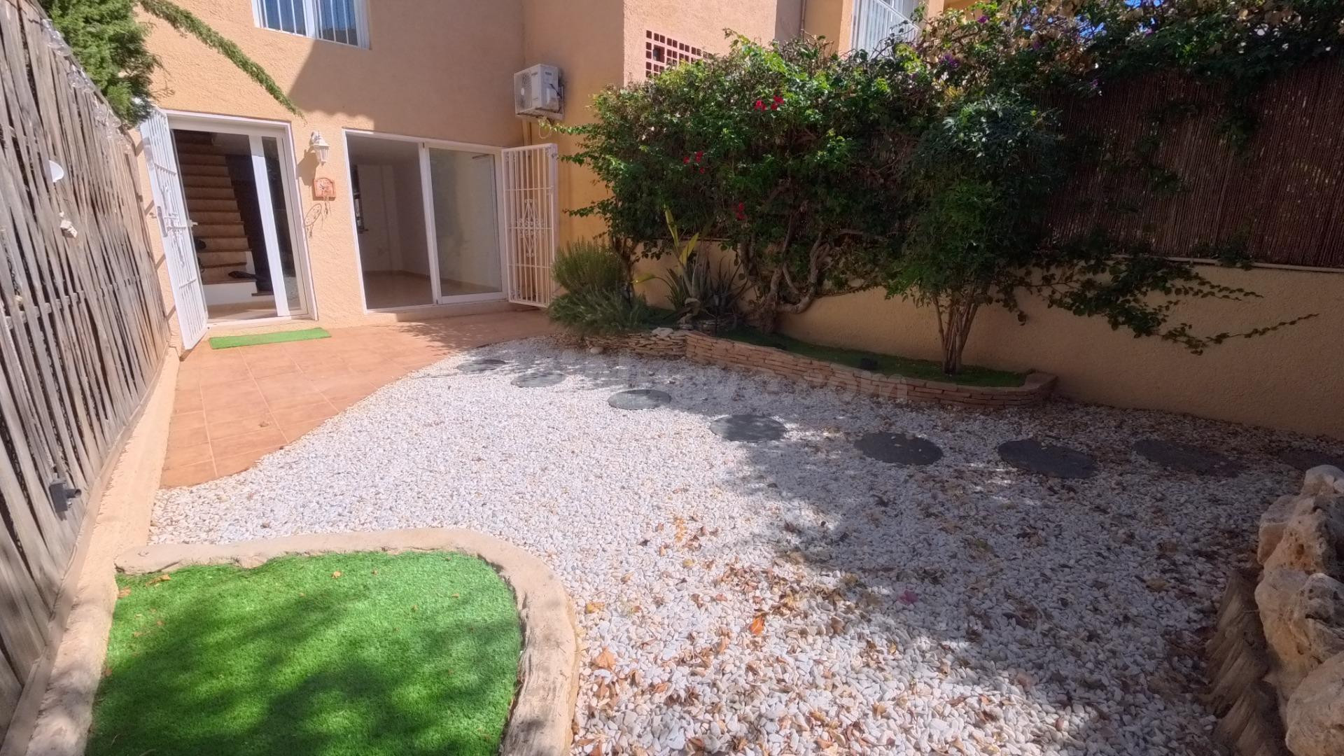 Adosado duplex de 2 dormitorios con piscina y plaza de garaje