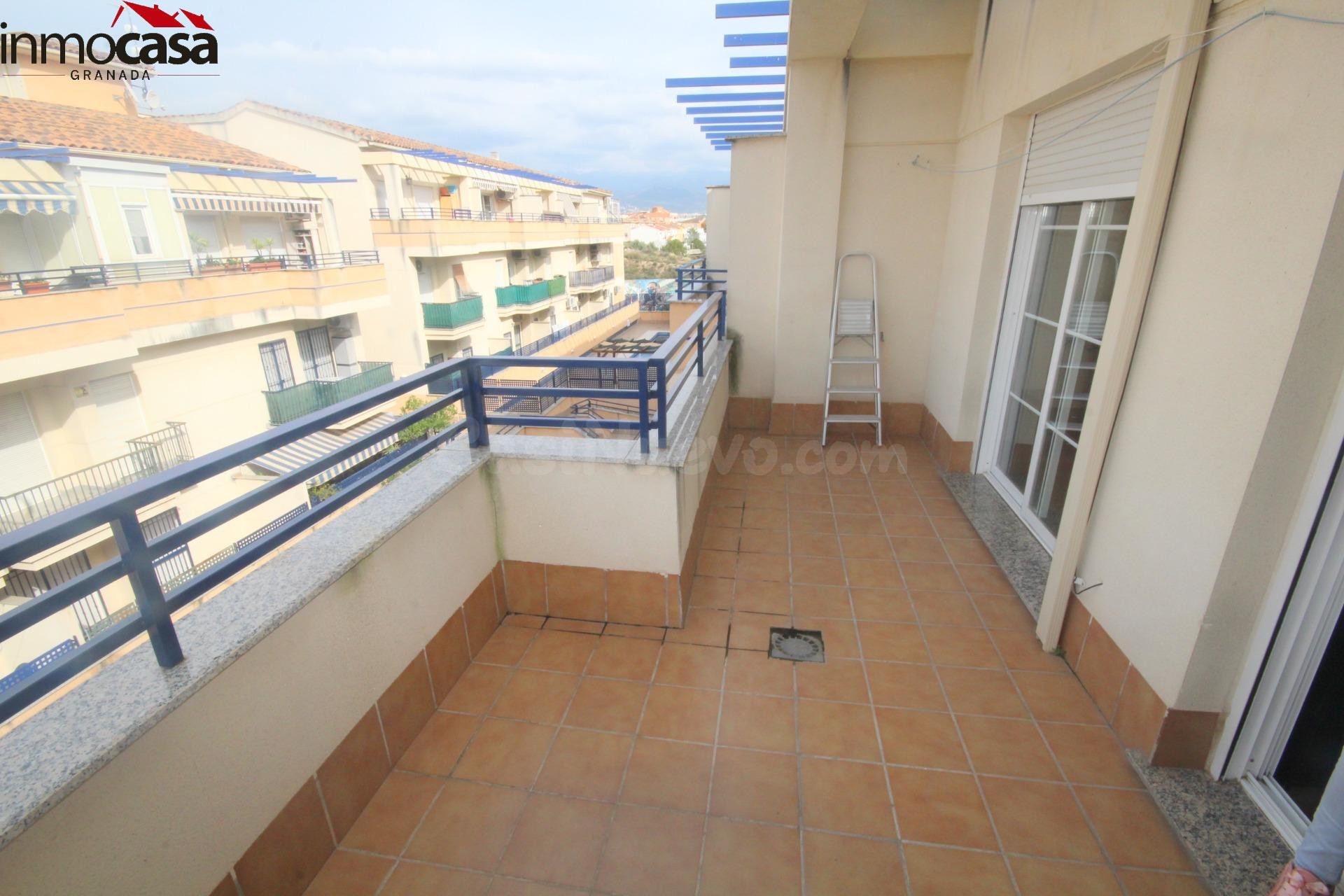 650 € ático  en  residencial san francisco, amueblado con garaje y piscina