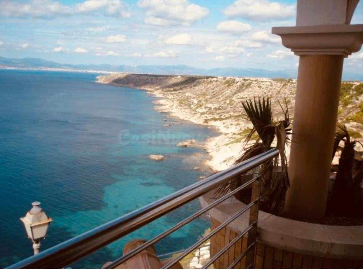 Espectacular Villa de Lujo en Badia Blava con Piscina Privada y Terraza de 100 m2