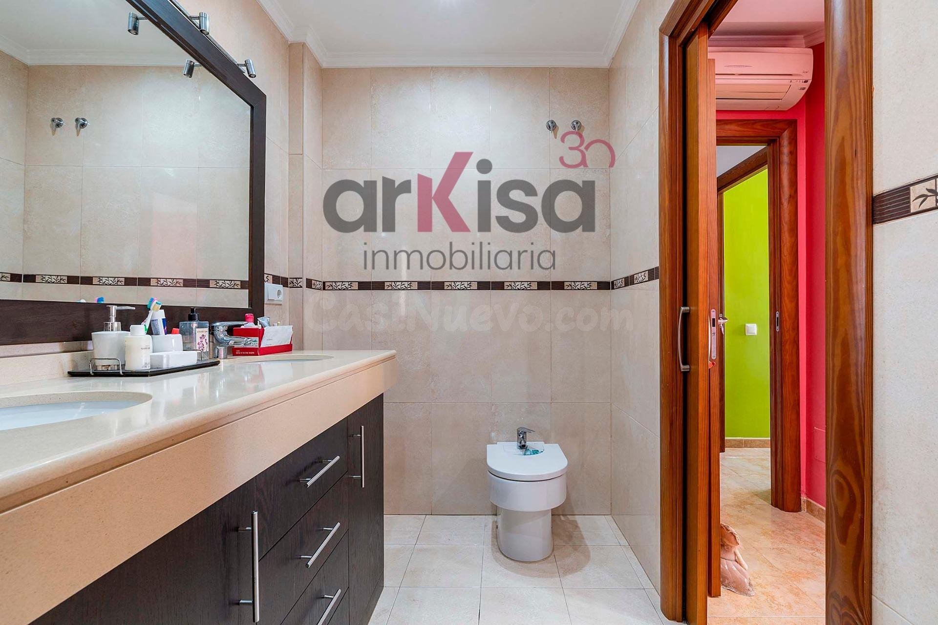 AMPLIO PISO DE 4 DORMITORIOS CON GARAJE PARA DOS COCHES EN E - foto 4